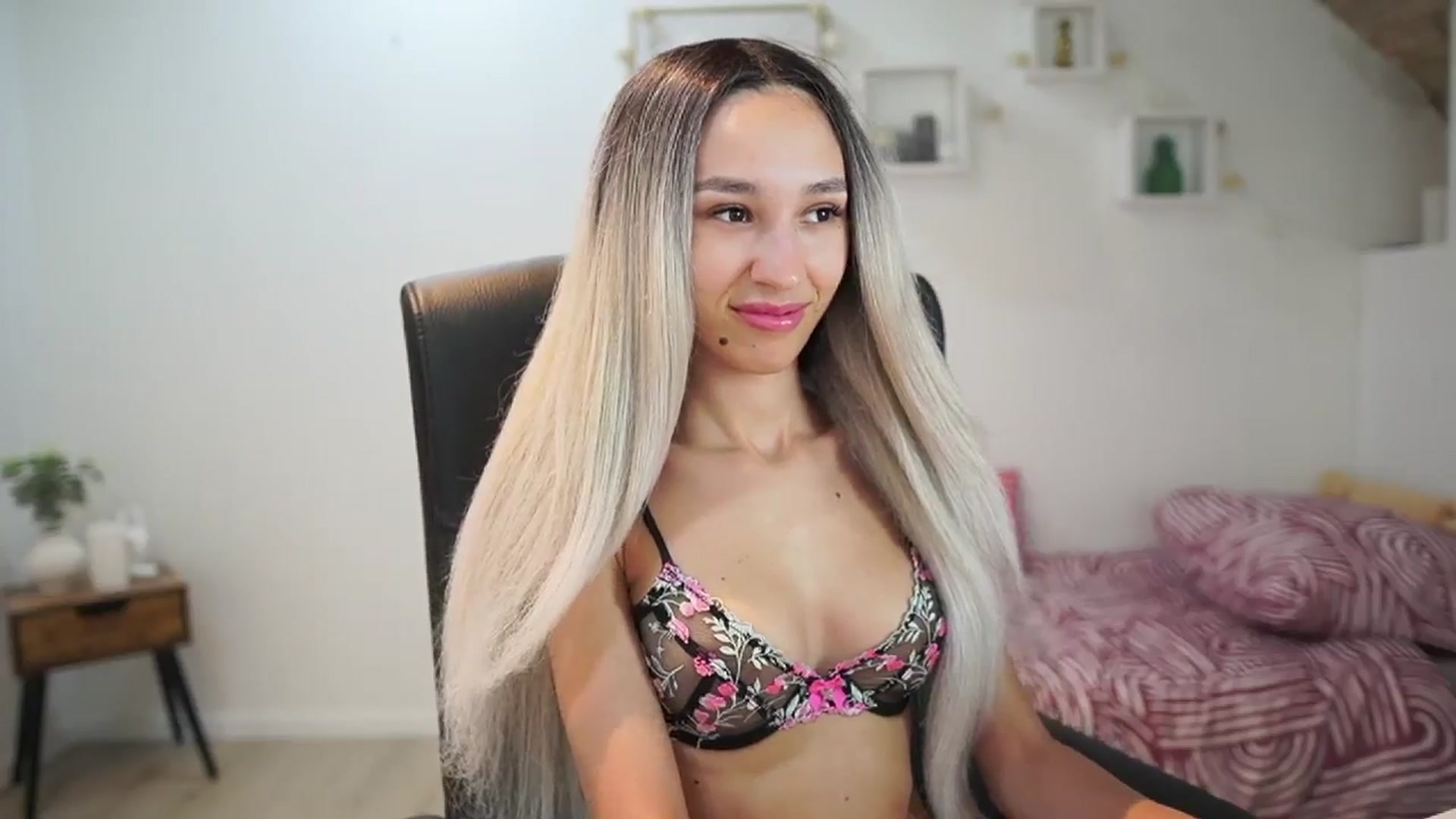 Gallery image thumbnail from Amai__Liu's myfreecams stream on, 06/15/2025, 18:36 image 17 of 20