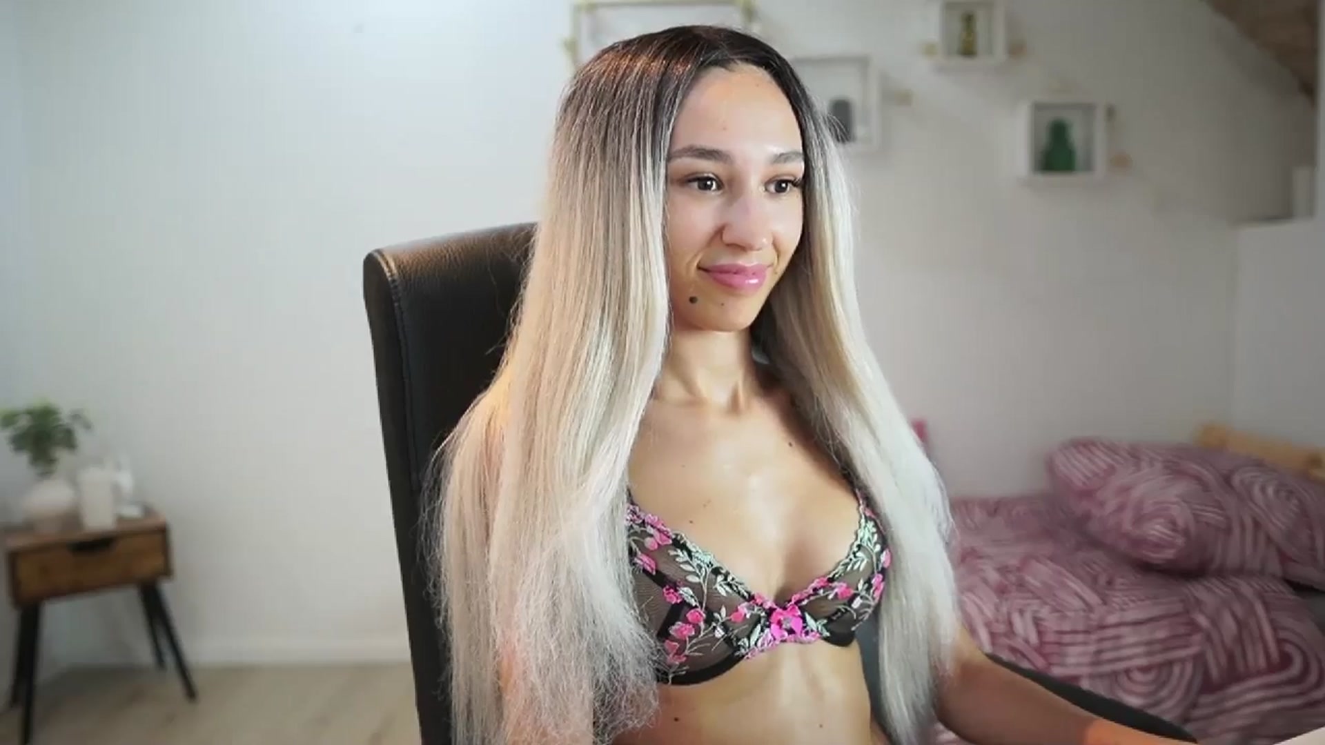 Gallery image thumbnail from Amai__Liu's myfreecams stream on, 06/15/2025, 20:59 image 16 of 20