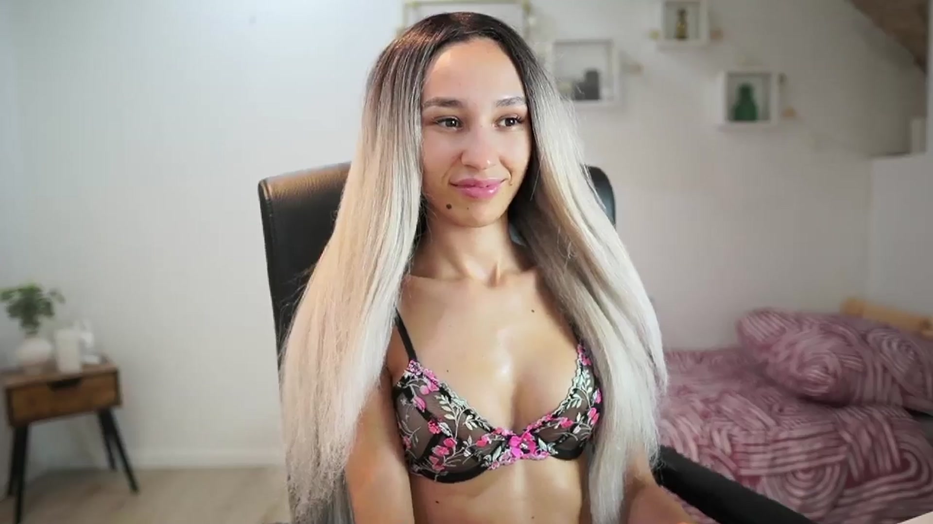 Gallery image thumbnail from Amai__Liu's myfreecams stream on, 06/15/2025, 20:59 image 8 of 20