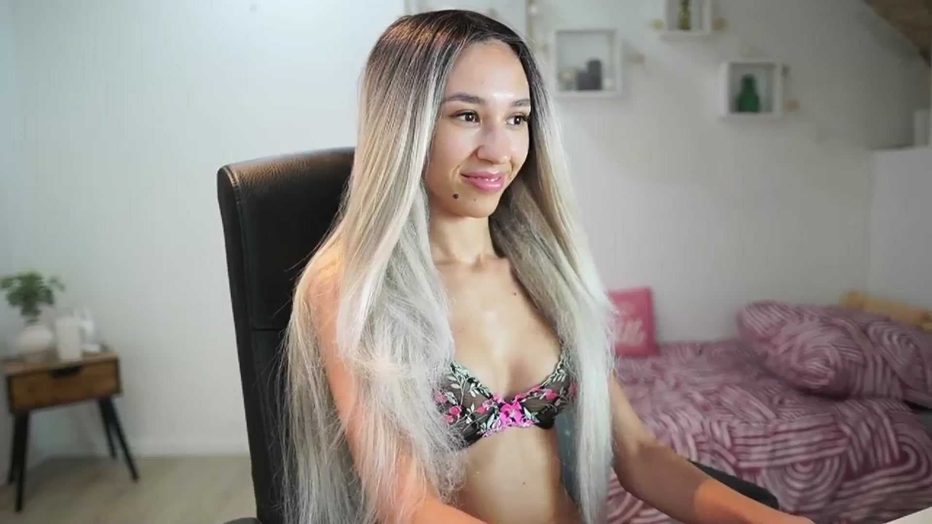 Gallery image thumbnail from Amai__Liu's myfreecams stream on, 06/15/2025, 22:04 image 13 of 20