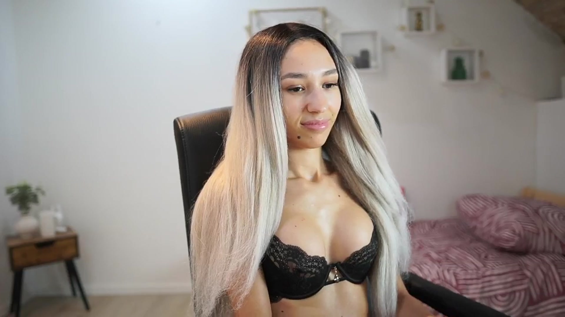 Gallery image thumbnail from Amai__Liu's myfreecams stream on, 06/16/2025, 16:27 image 4 of 20