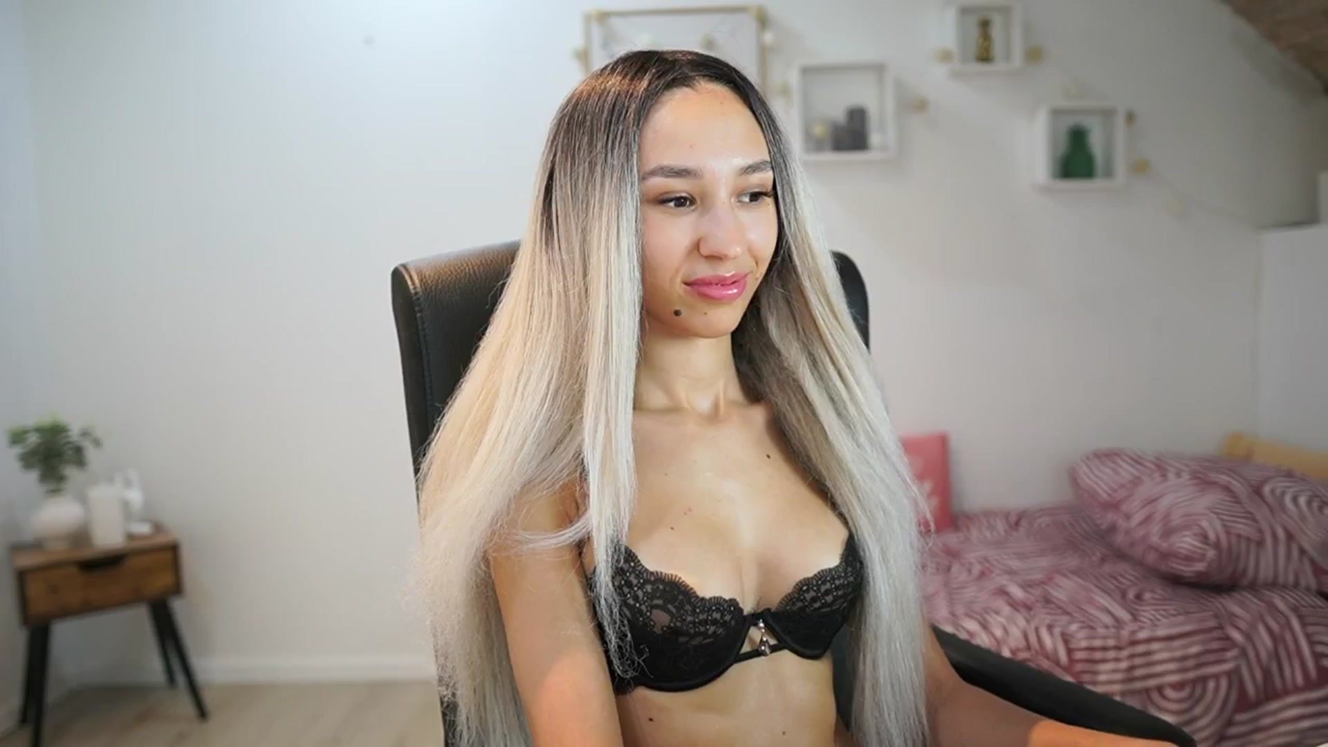 Gallery image thumbnail from Amai__Liu's myfreecams stream on, 06/16/2025, 17:58 image 4 of 20