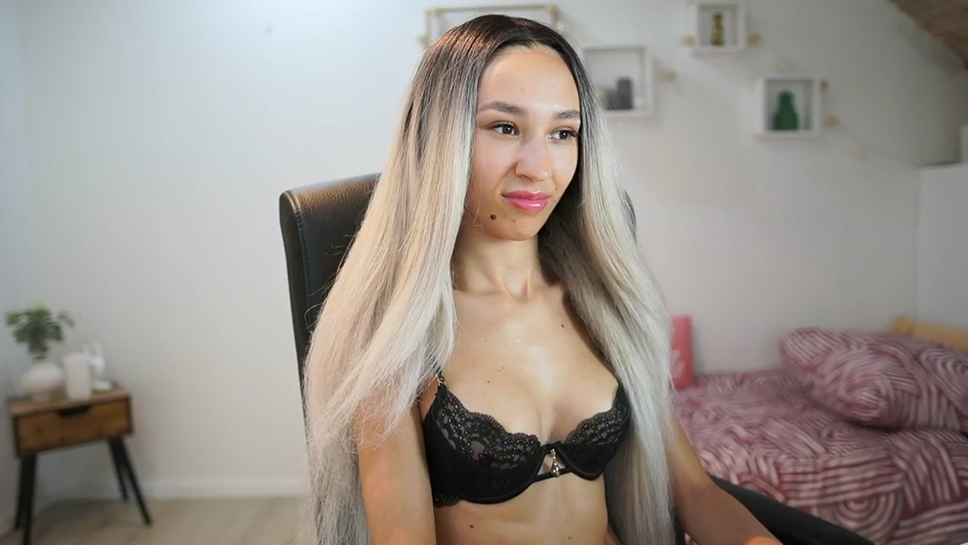 Gallery image thumbnail from Amai__Liu's myfreecams stream on, 06/16/2025, 17:58 image 13 of 20