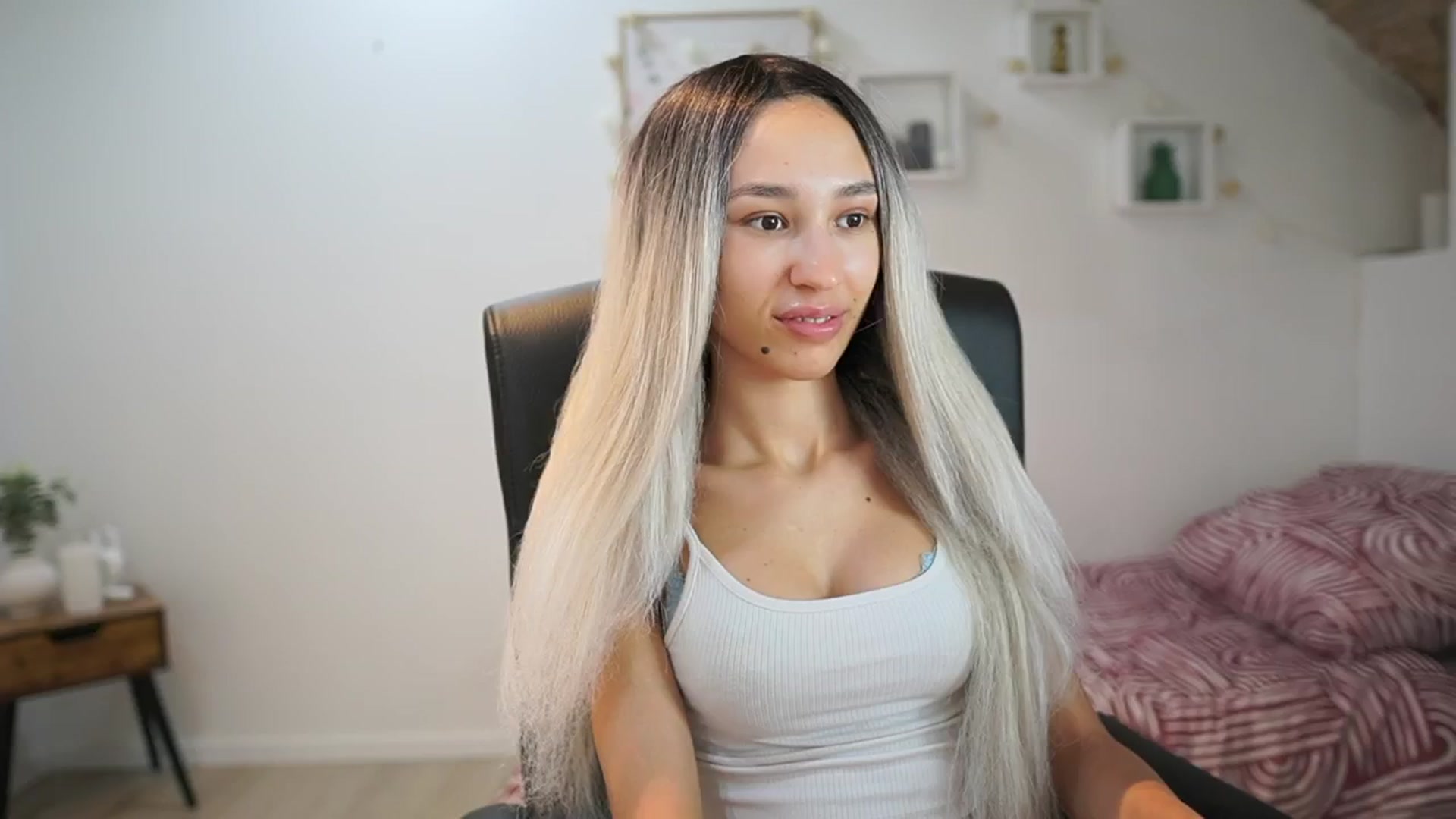 Gallery image thumbnail from Amai__Liu's myfreecams stream on, 06/18/2025, 18:54 image 2 of 20