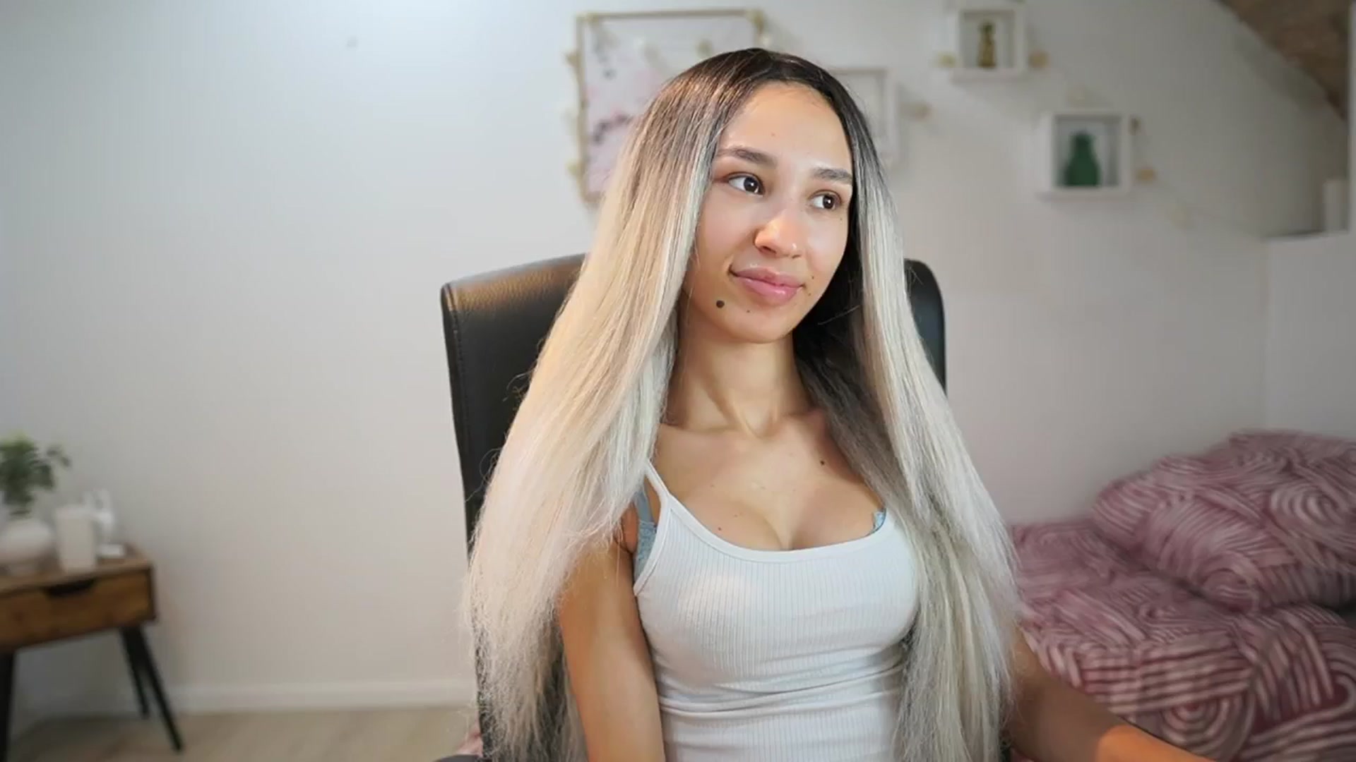 Gallery image thumbnail from Amai__Liu's myfreecams stream on, 06/18/2025, 18:54 image 1 of 20