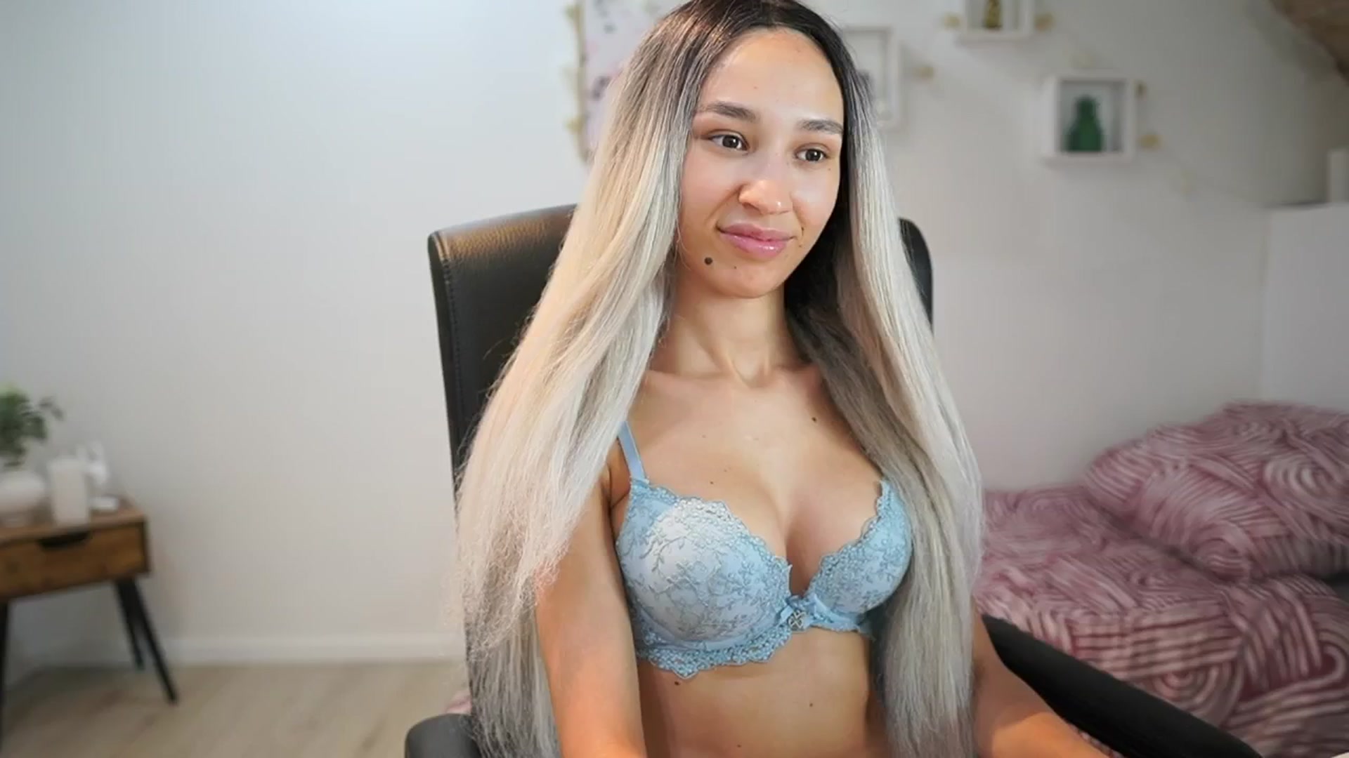 Gallery image thumbnail from Amai__Liu's myfreecams stream on, 06/18/2025, 20:22 image 13 of 20