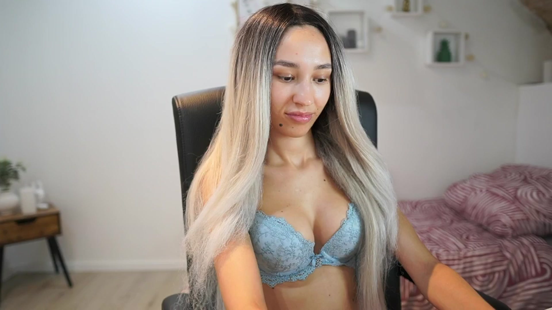 Gallery image thumbnail from Amai__Liu's myfreecams stream on, 06/18/2025, 20:22 image 4 of 20