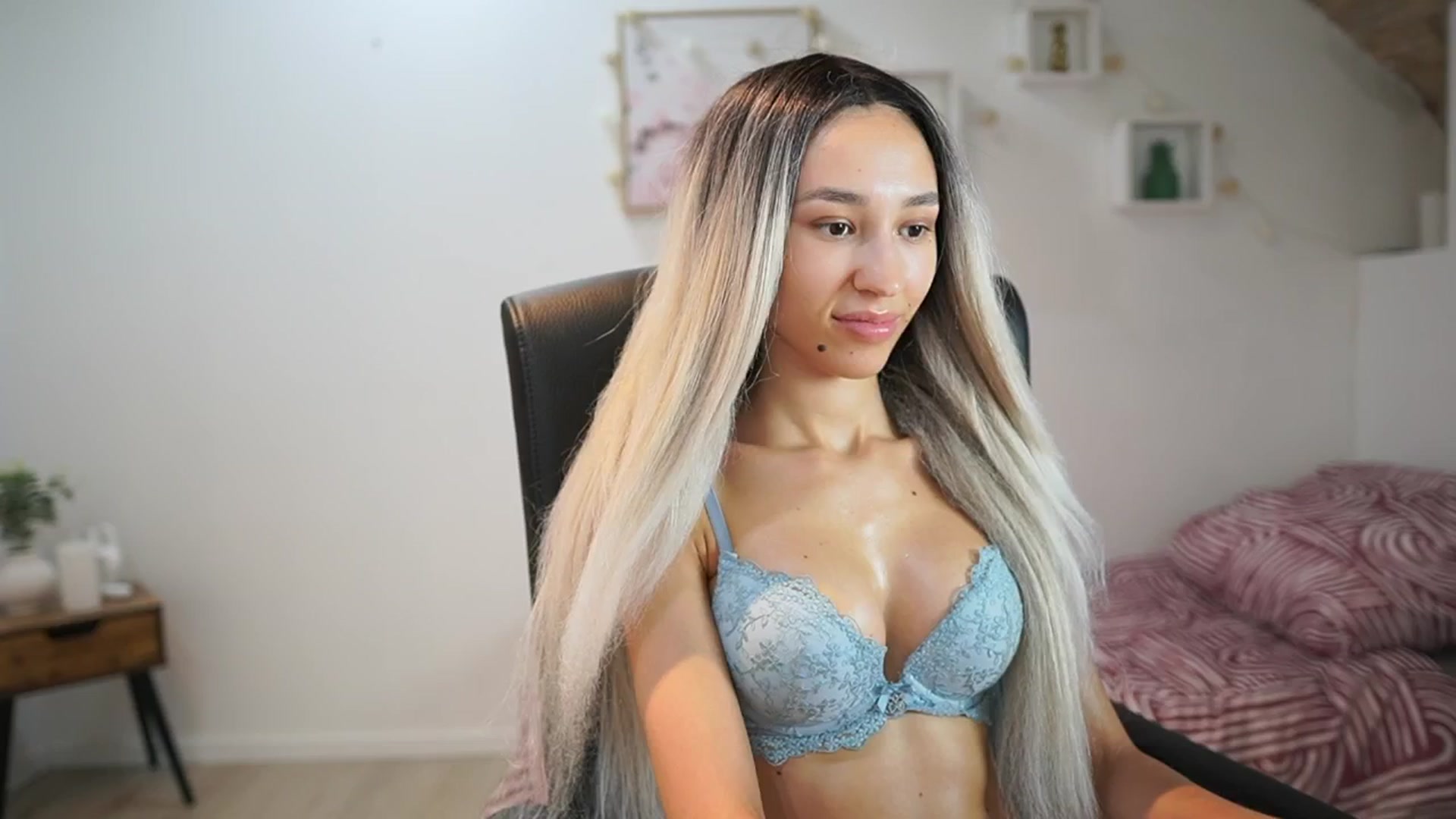Gallery image thumbnail from Amai__Liu's myfreecams stream on, 06/18/2025, 21:35 image 14 of 20