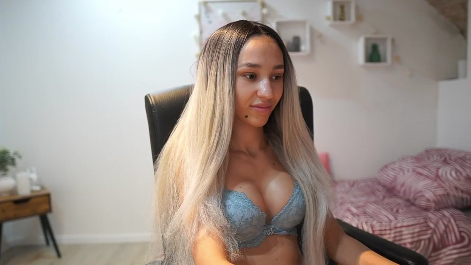 Gallery image thumbnail from Amai__Liu's myfreecams stream on, 06/18/2025, 22:34 image 7 of 20