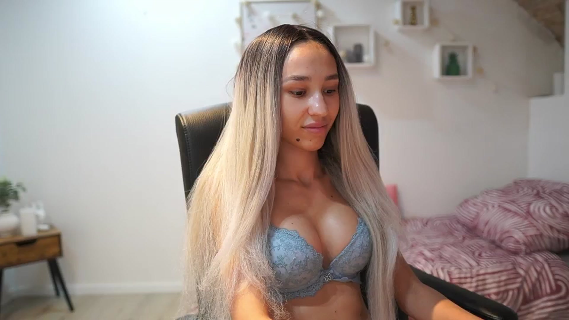 Gallery image thumbnail from Amai__Liu's myfreecams stream on, 06/18/2025, 22:34 image 9 of 20