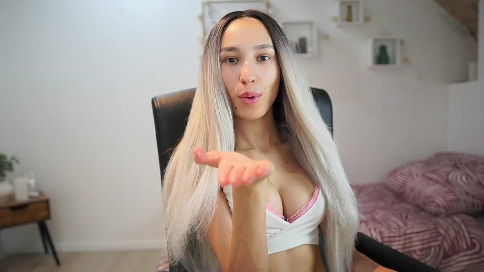Gallery image thumbnail from Amai__Liu's myfreecams stream on, 06/19/2025, 15:18 image 1 of 20