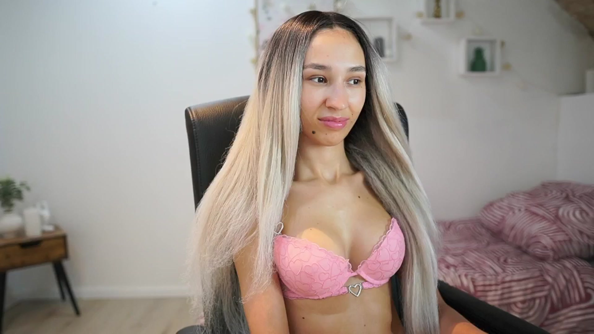 Gallery image thumbnail from Amai__Liu's myfreecams stream on, 06/19/2025, 18:01 image 16 of 20