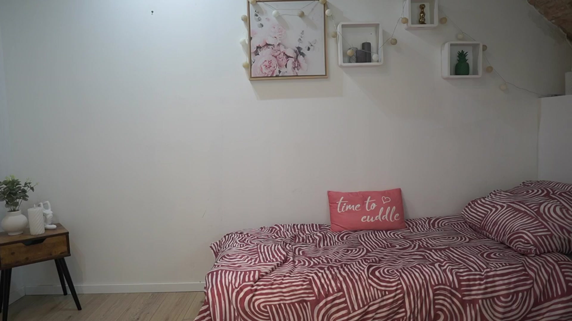 Gallery image thumbnail from Amai__Liu's myfreecams stream on, 06/22/2025, 22:06 image 16 of 20