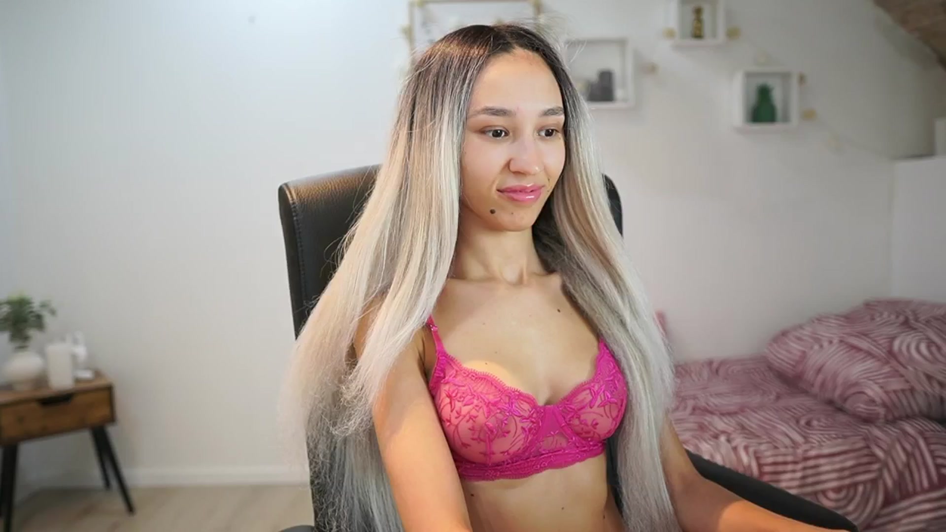 Gallery image thumbnail from Amai__Liu's myfreecams stream on, 06/22/2025, 22:06 image 8 of 20
