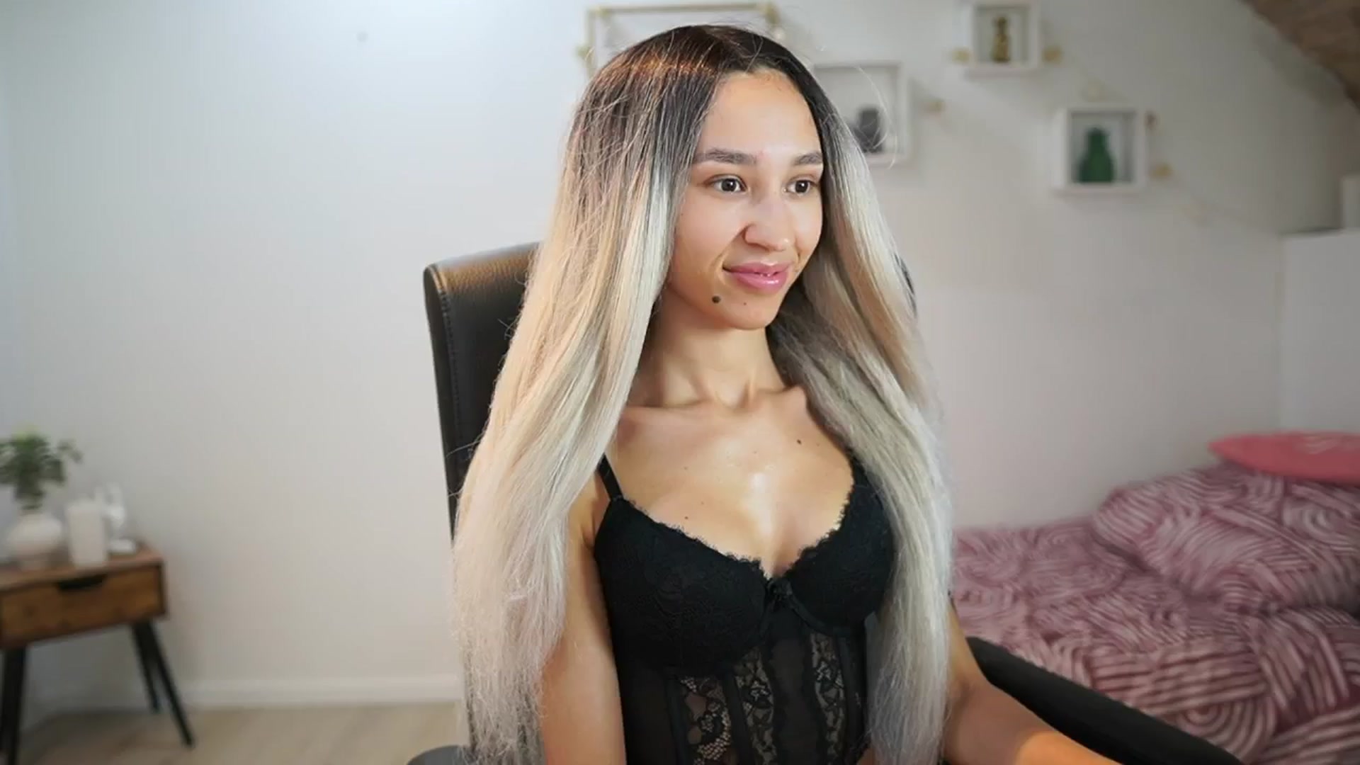 Gallery image thumbnail from Amai__Liu's myfreecams stream on, 06/23/2025, 21:28 image 10 of 20