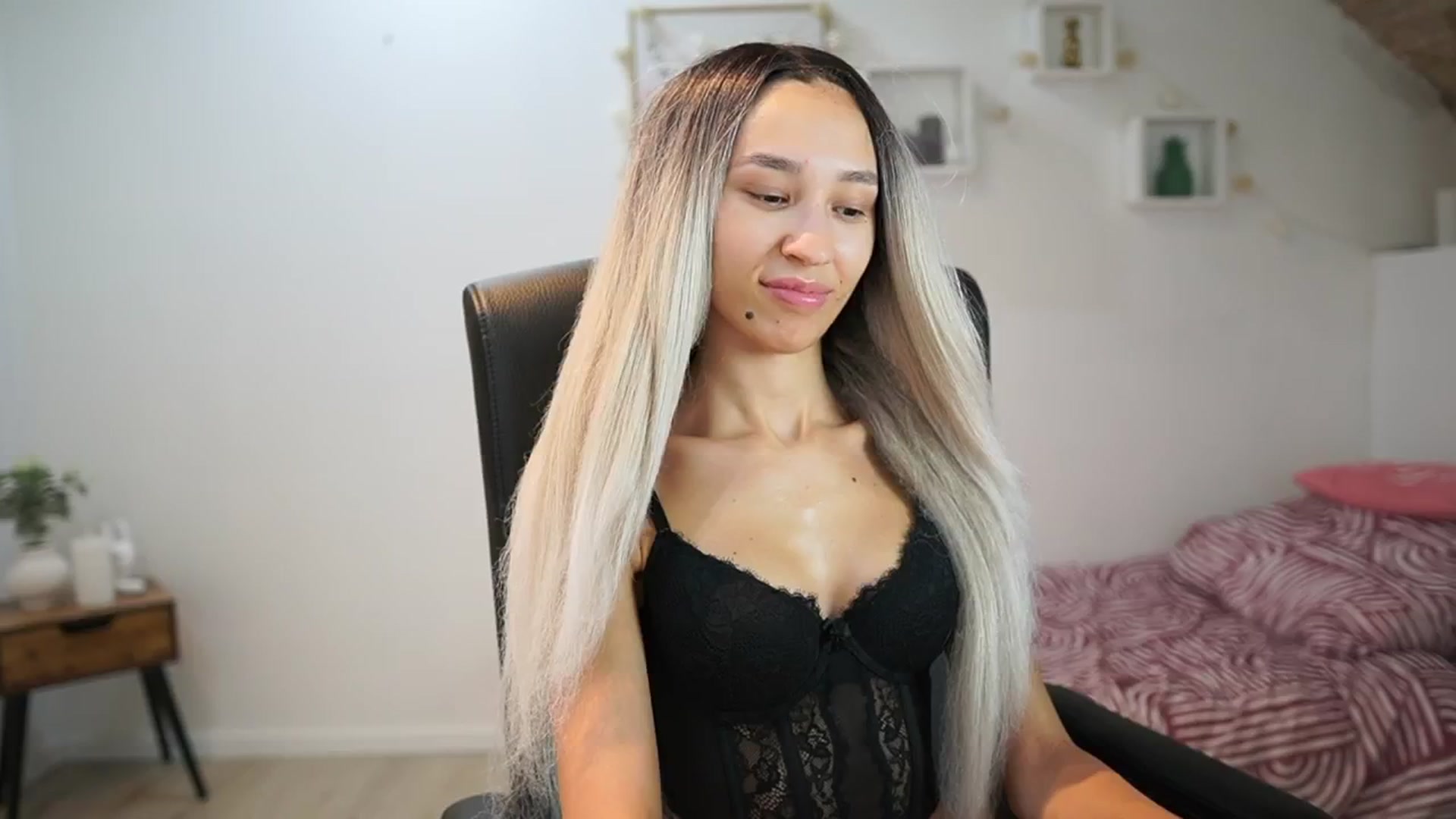 Gallery image thumbnail from Amai__Liu's myfreecams stream on, 06/23/2025, 21:28 image 18 of 20
