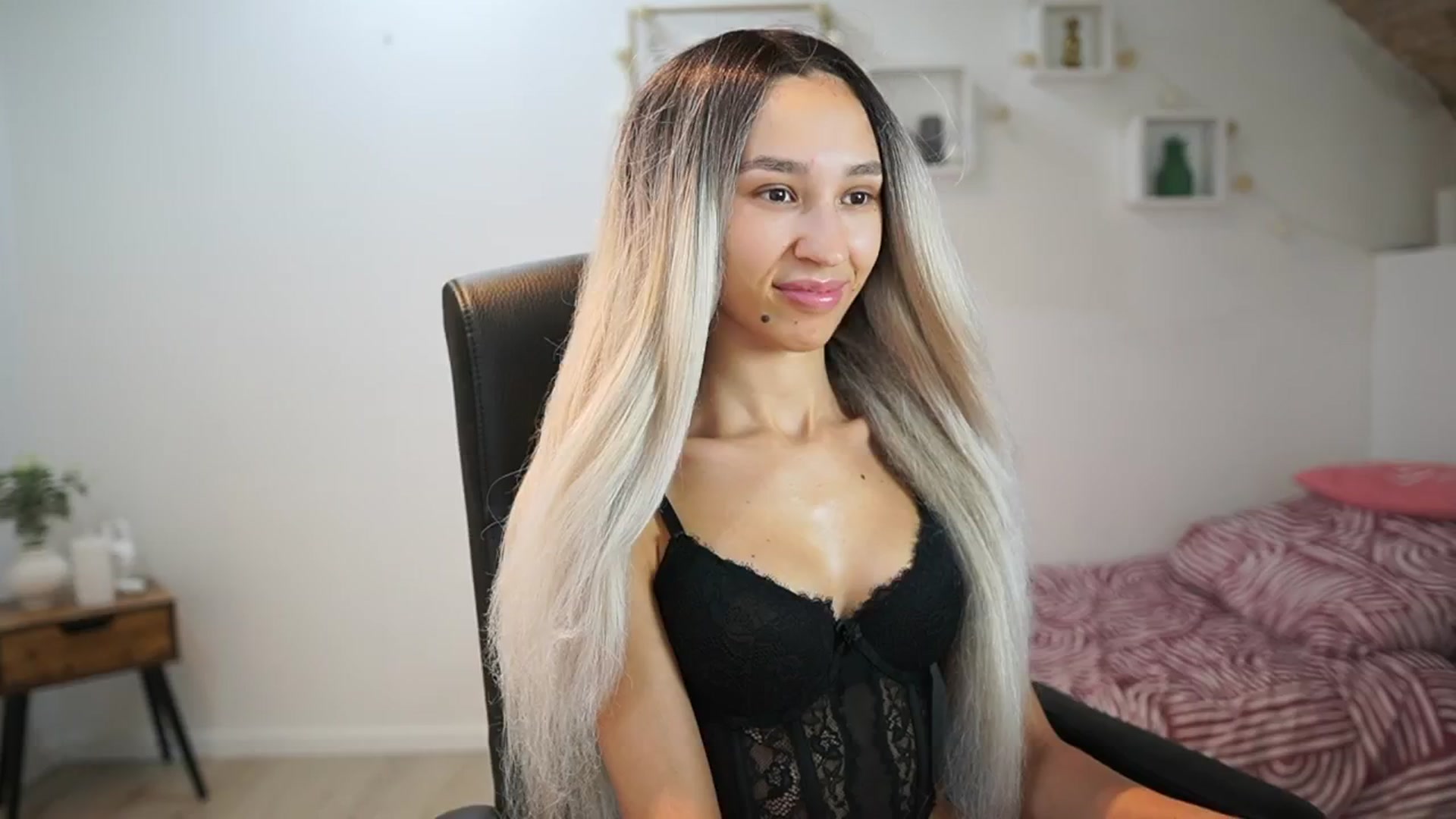 Gallery image thumbnail from Amai__Liu's myfreecams stream on, 06/23/2025, 21:28 image 12 of 20