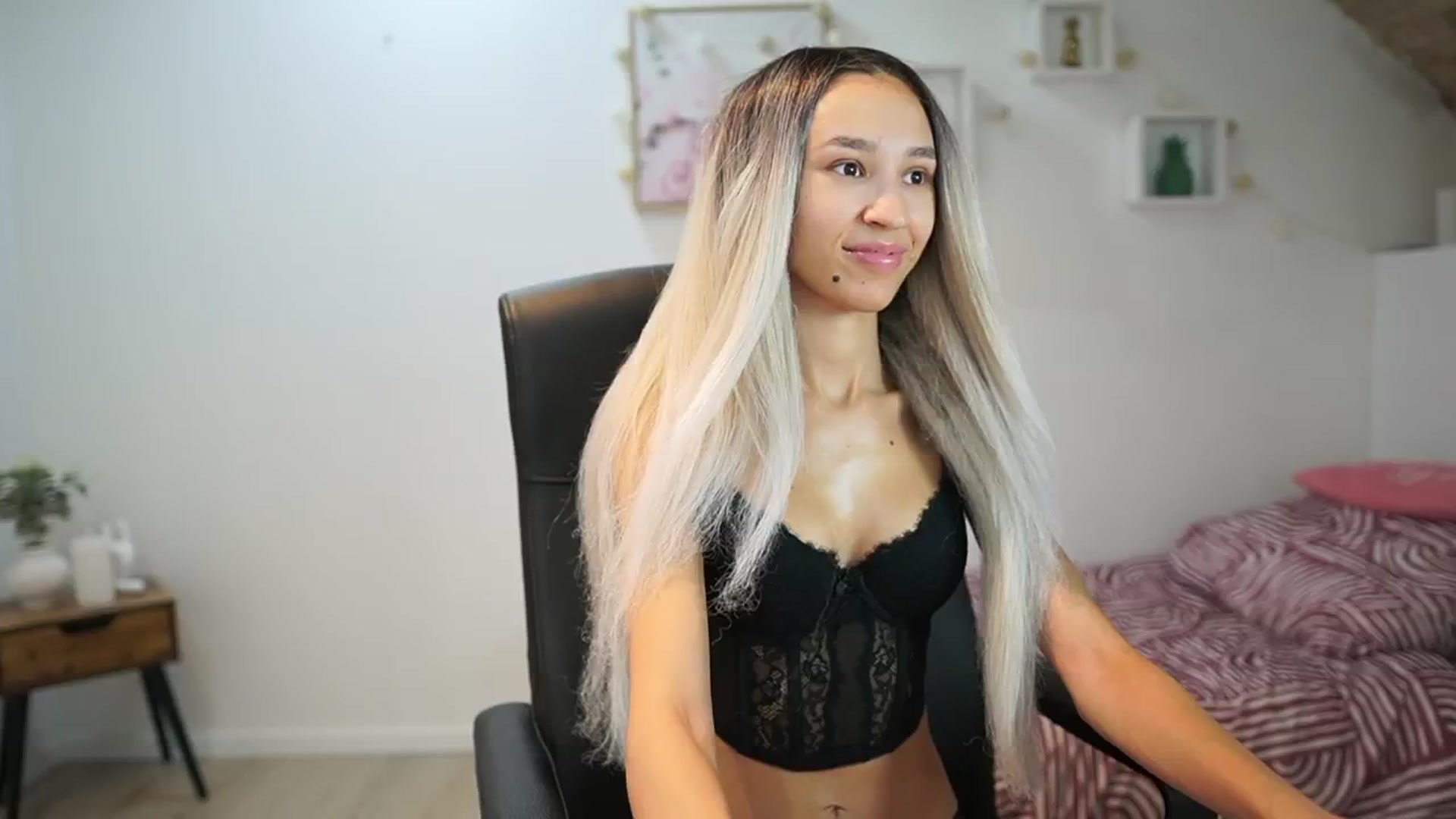 Gallery image thumbnail from Amai__Liu's myfreecams stream on, 06/23/2025, 21:28 image 1 of 20