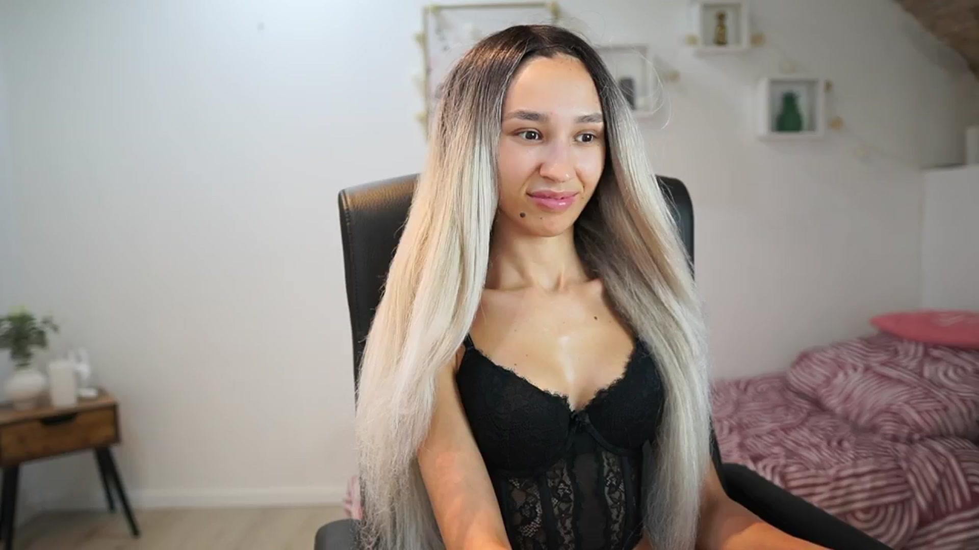 Gallery image thumbnail from Amai__Liu's myfreecams stream on, 06/23/2025, 21:28 image 13 of 20