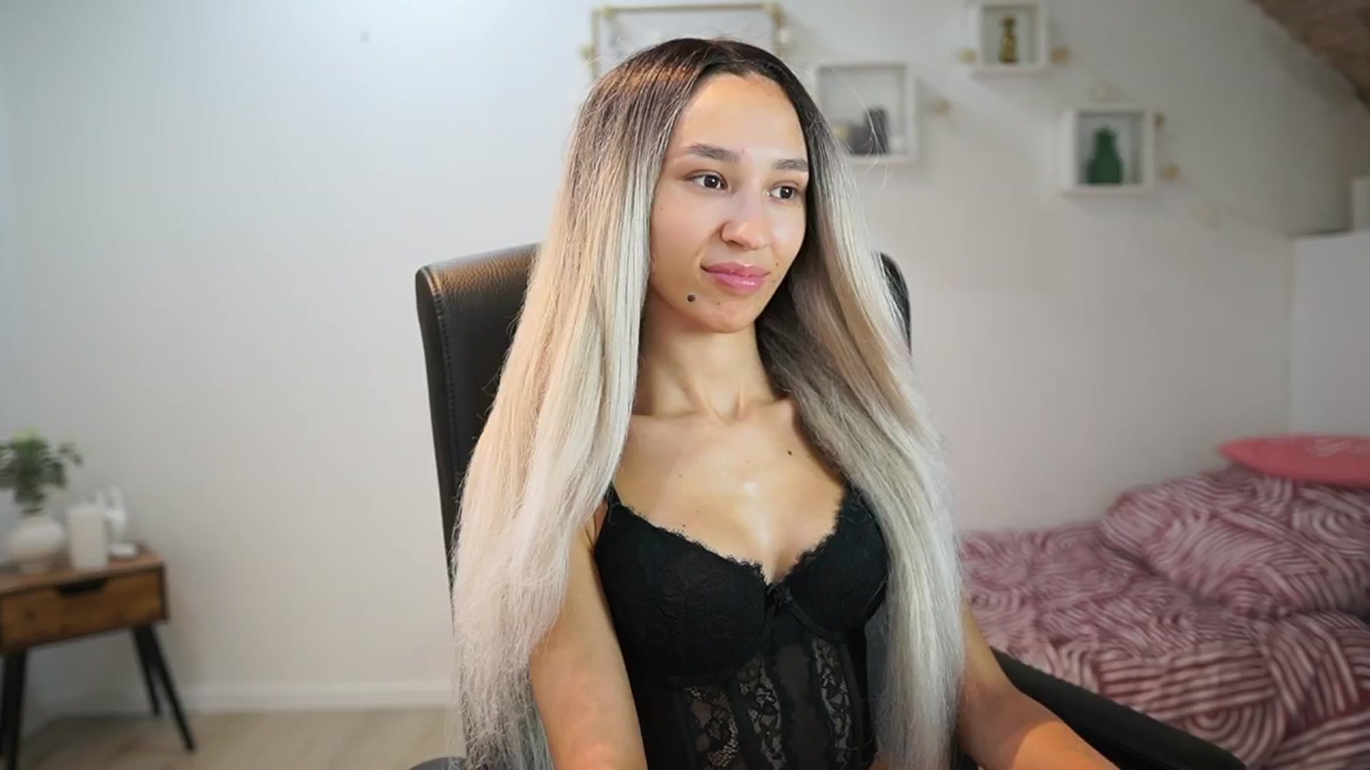 Gallery image thumbnail from Amai__Liu's myfreecams stream on, 06/23/2025, 21:28 image 17 of 20