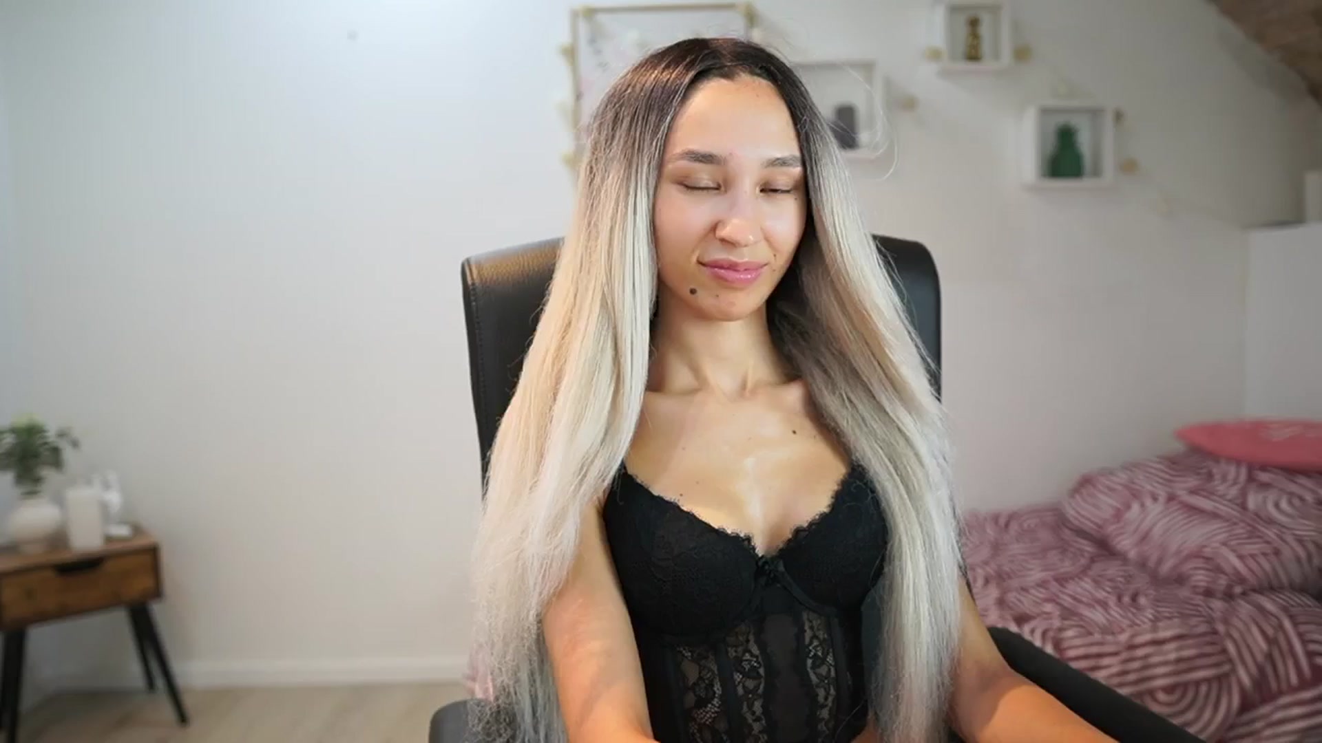 Gallery image thumbnail from Amai__Liu's myfreecams stream on, 06/23/2025, 21:28 image 16 of 20