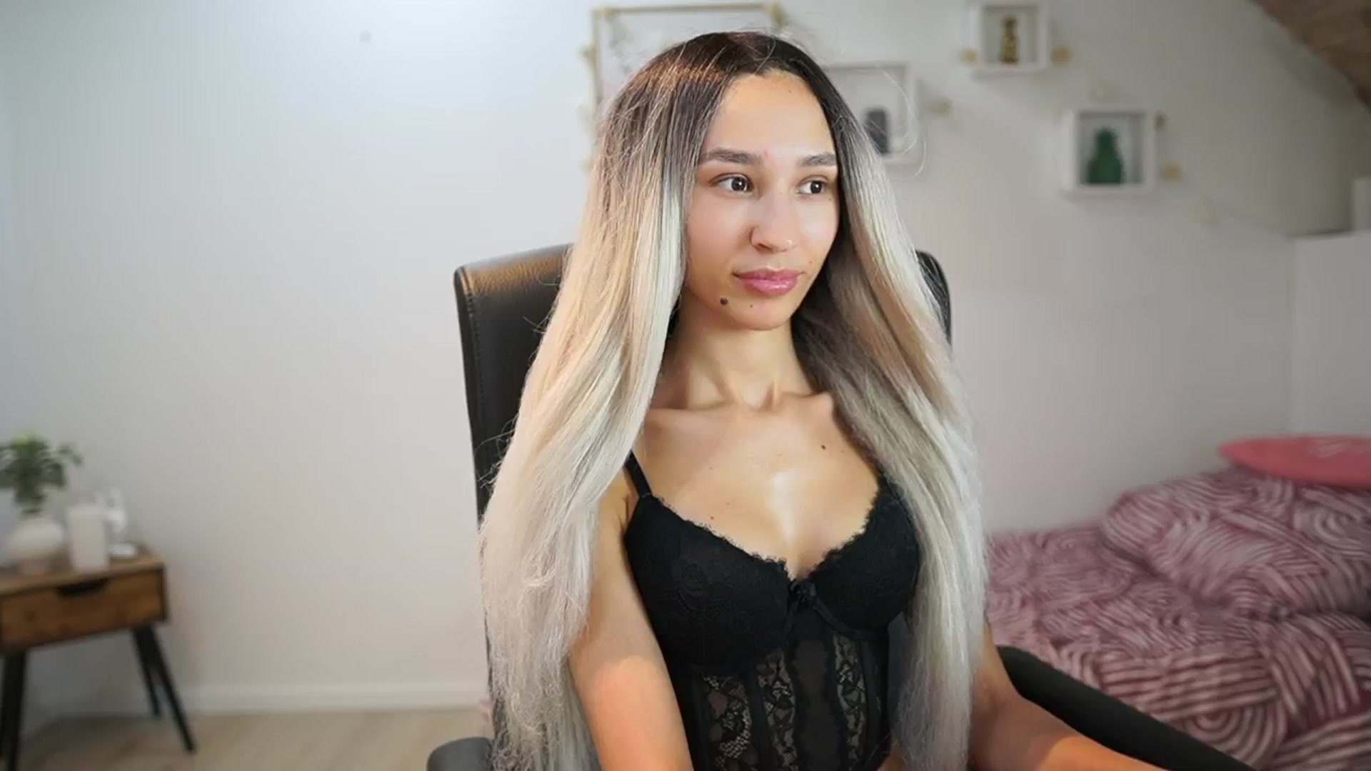 Gallery image thumbnail from Amai__Liu's myfreecams stream on, 06/23/2025, 21:28 image 11 of 20