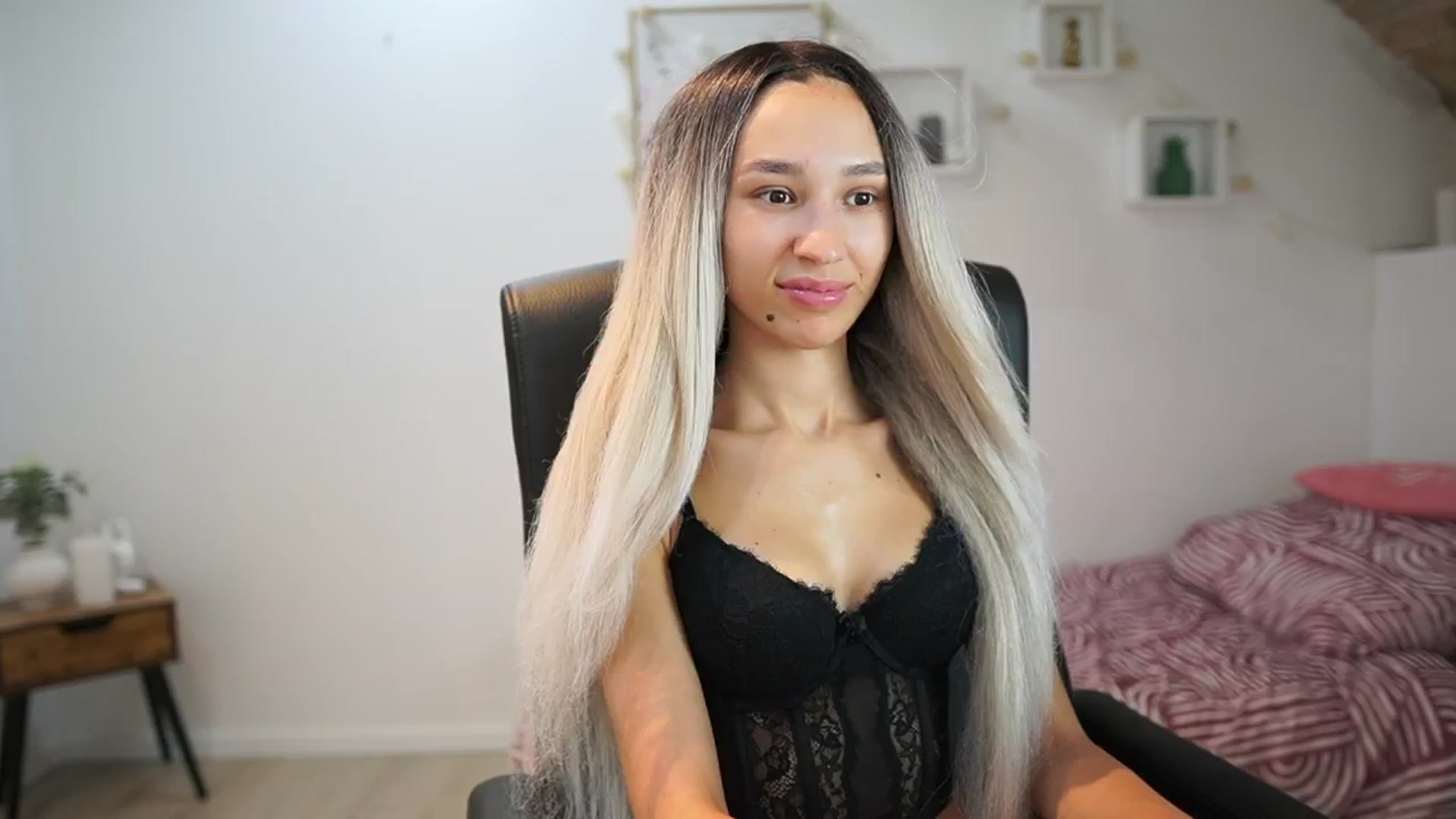 Gallery image thumbnail from Amai__Liu's myfreecams stream on, 06/23/2025, 21:28 image 15 of 20