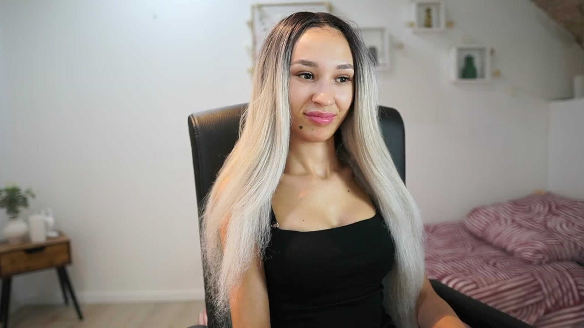 Gallery image thumbnail from Amai__Liu's myfreecams stream on, 06/29/2025, 22:54 image 2 of 20
