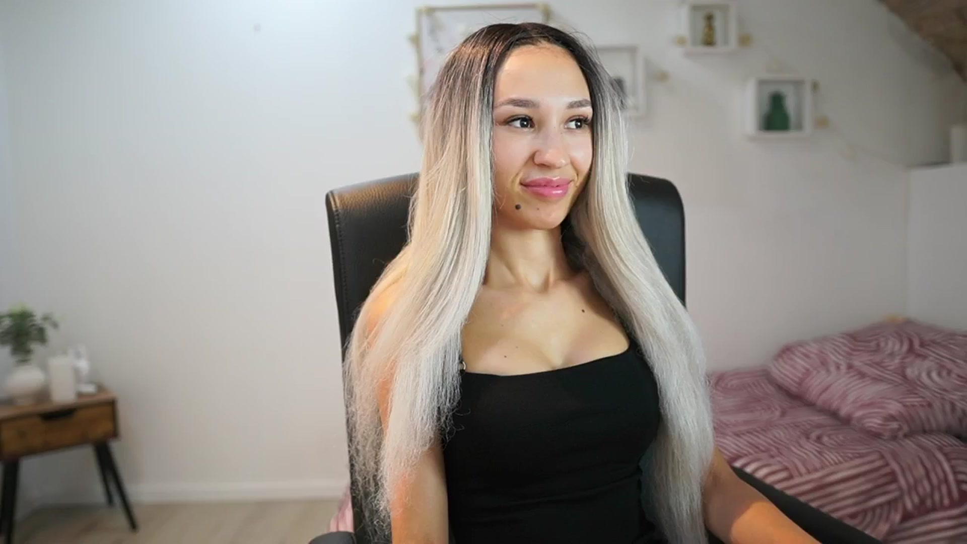 Gallery image thumbnail from Amai__Liu's myfreecams stream on, 06/29/2025, 22:54 image 3 of 20