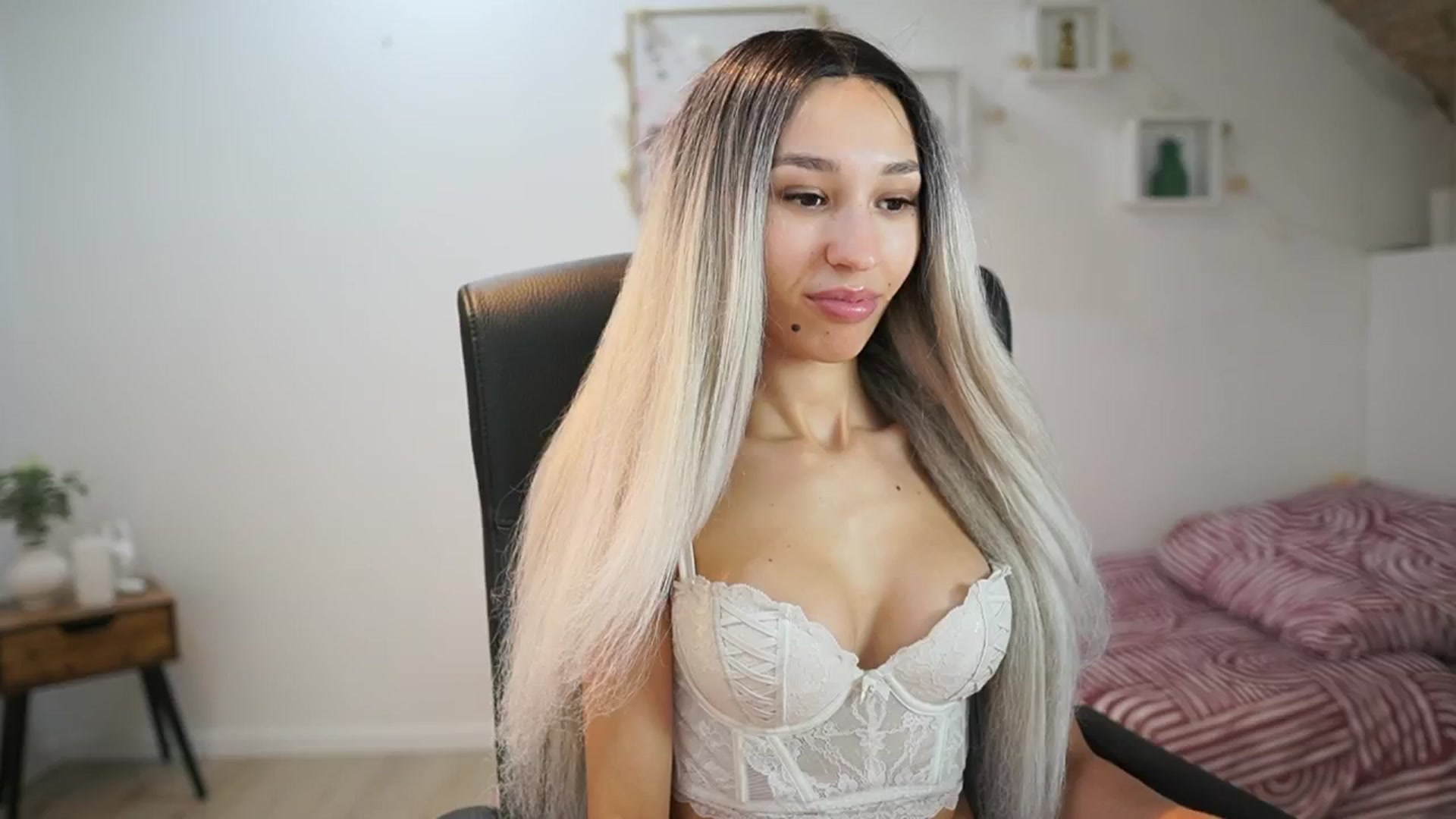 Gallery image thumbnail from Amai__Liu's myfreecams stream on, 06/30/2025, 18:35 image 13 of 20