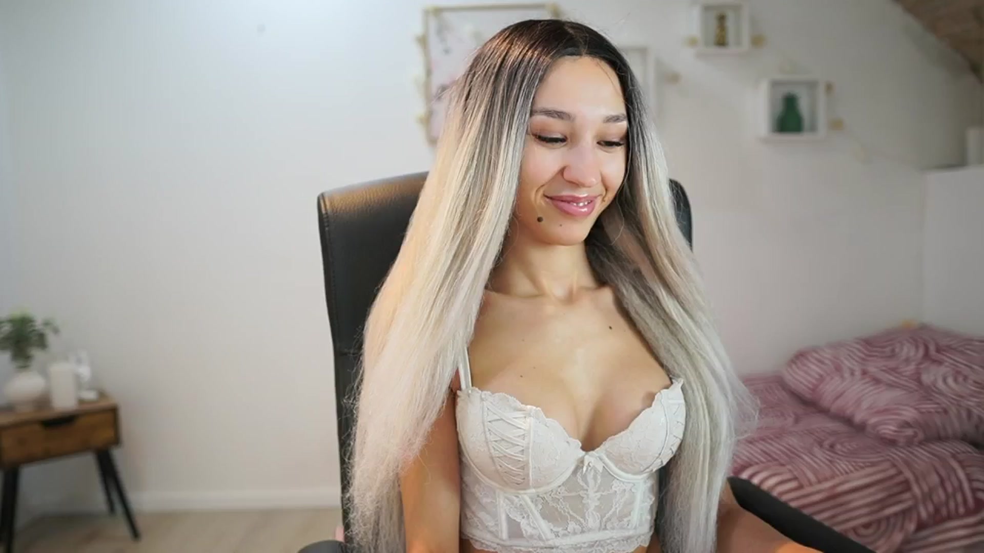 Gallery image thumbnail from Amai__Liu's myfreecams stream on, 06/30/2025, 18:35 image 12 of 20