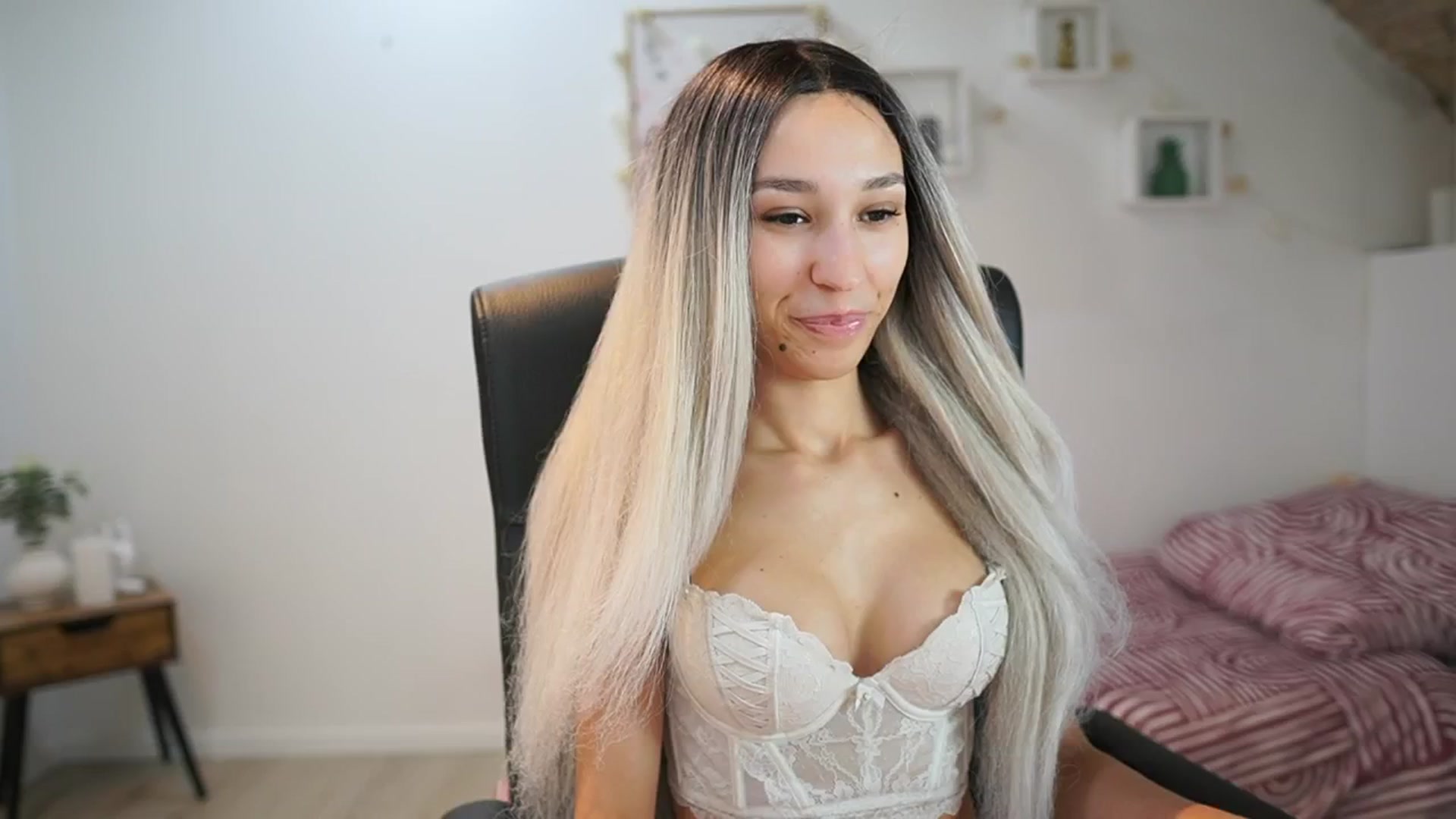 Gallery image thumbnail from Amai__Liu's myfreecams stream on, 06/30/2025, 18:35 image 15 of 20