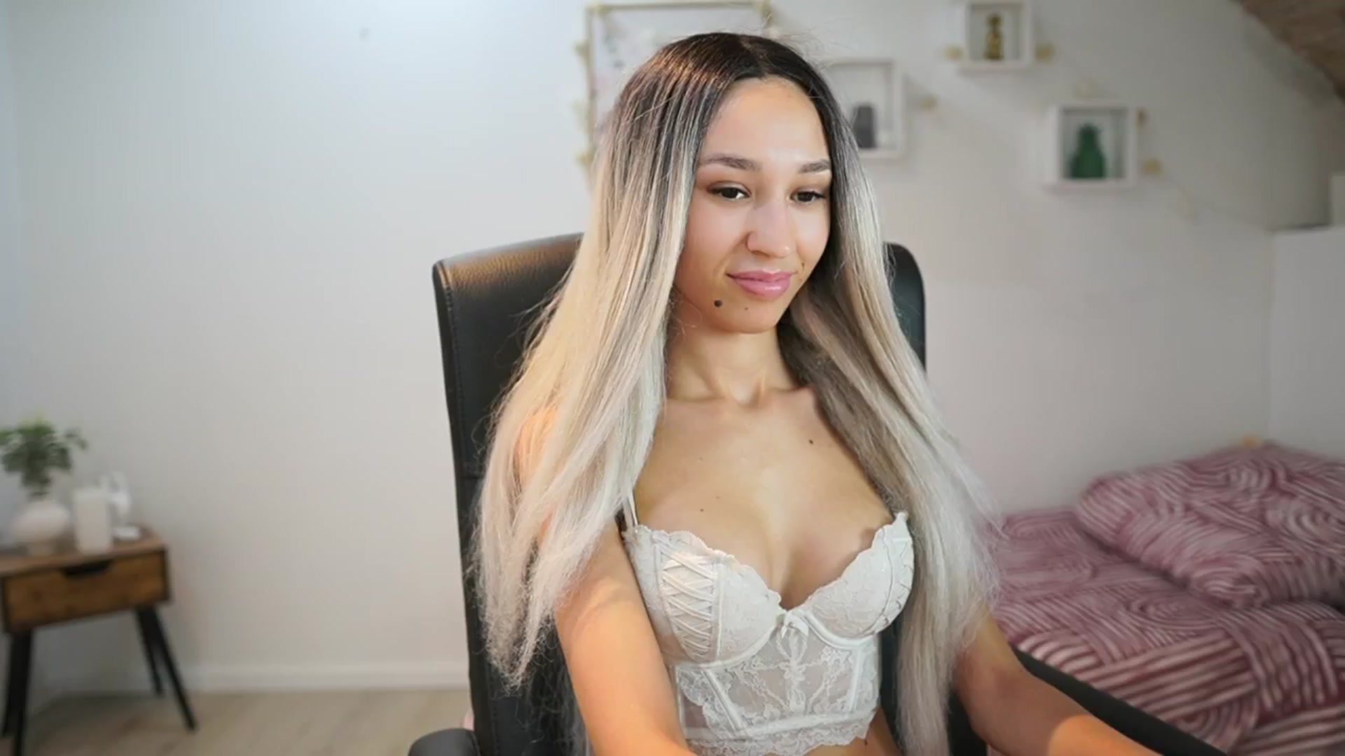 Gallery image thumbnail from Amai__Liu's myfreecams stream on, 06/30/2025, 21:00 image 15 of 20