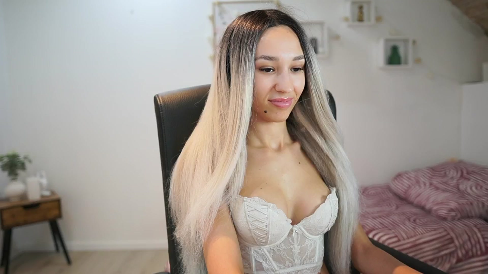 Gallery image thumbnail from Amai__Liu's myfreecams stream on, 06/30/2025, 21:00 image 20 of 20