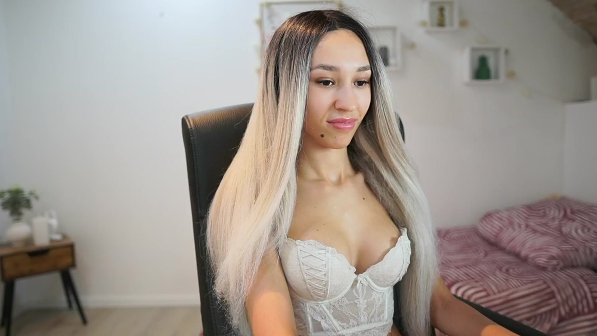 Gallery image thumbnail from Amai__Liu's myfreecams stream on, 06/30/2025, 21:00 image 19 of 20