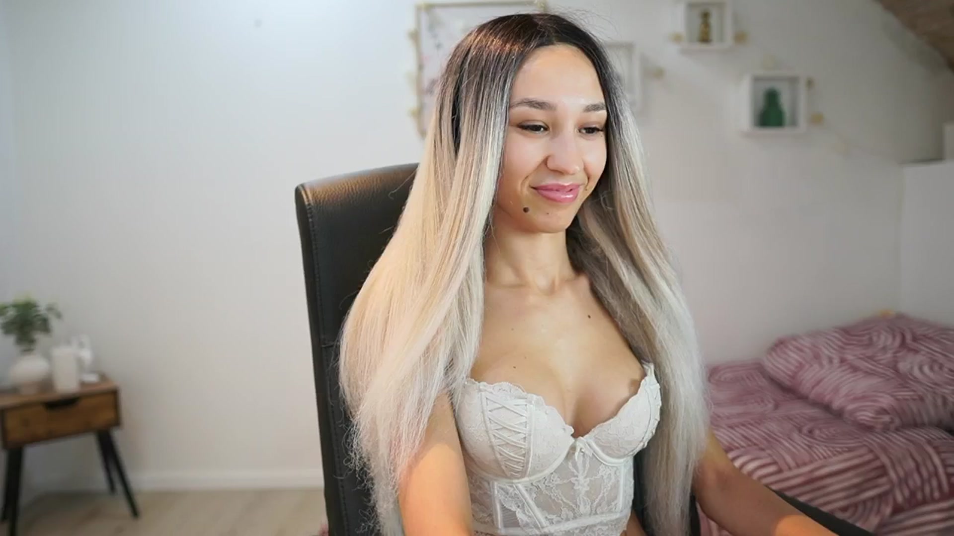 Gallery image thumbnail from Amai__Liu's myfreecams stream on, 06/30/2025, 21:00 image 18 of 20