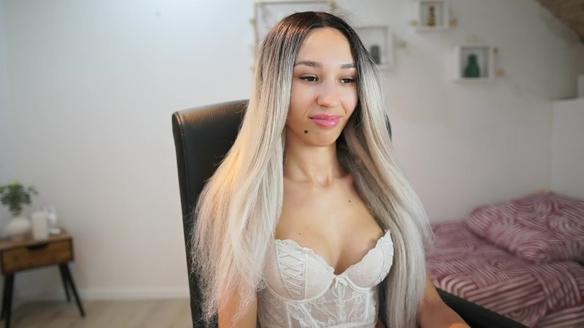 Gallery image thumbnail from Amai__Liu's myfreecams stream on, 06/30/2025, 21:00 image 10 of 20