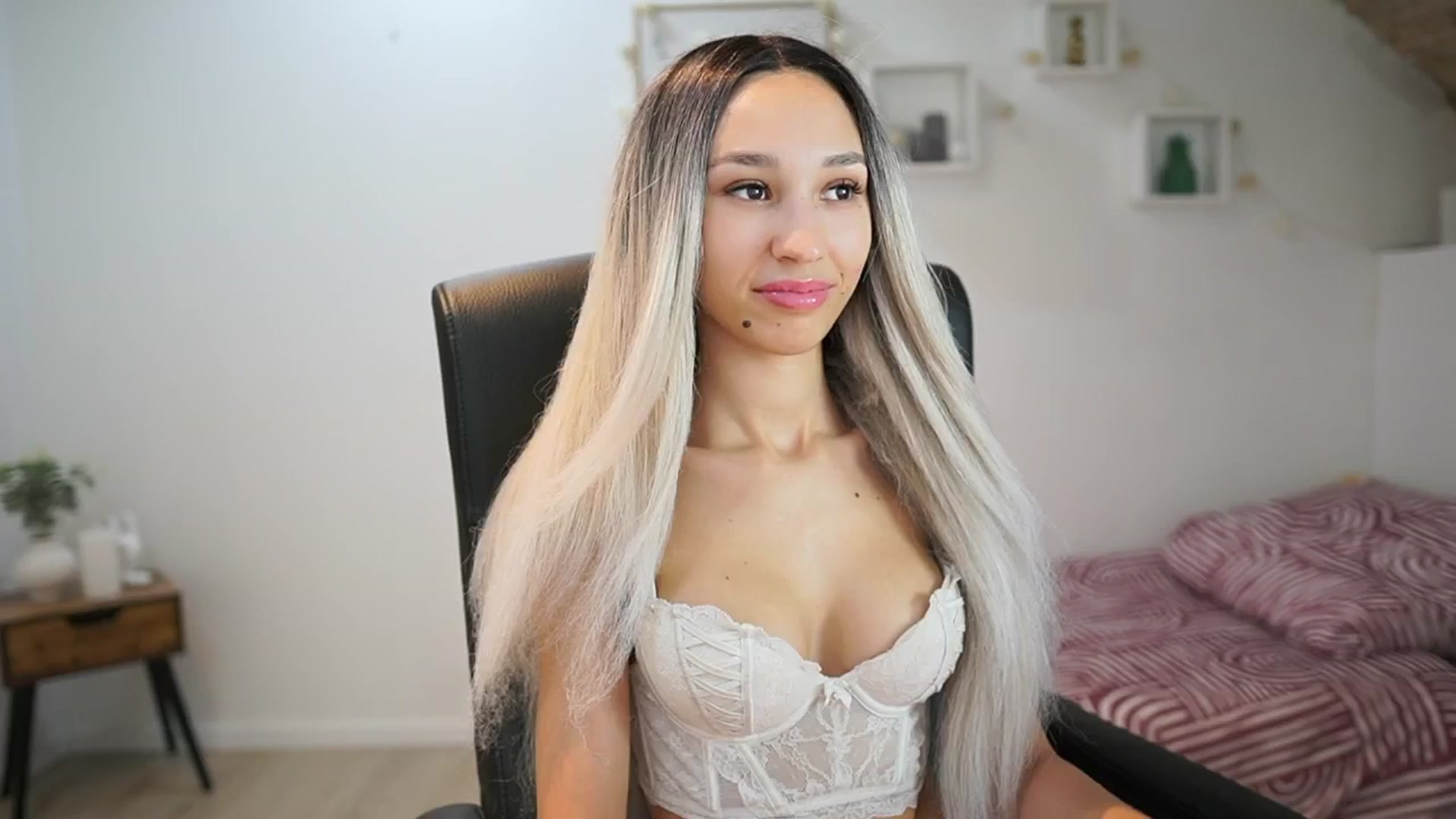 Gallery image thumbnail from Amai__Liu's myfreecams stream on, 06/30/2025, 21:00 image 4 of 20