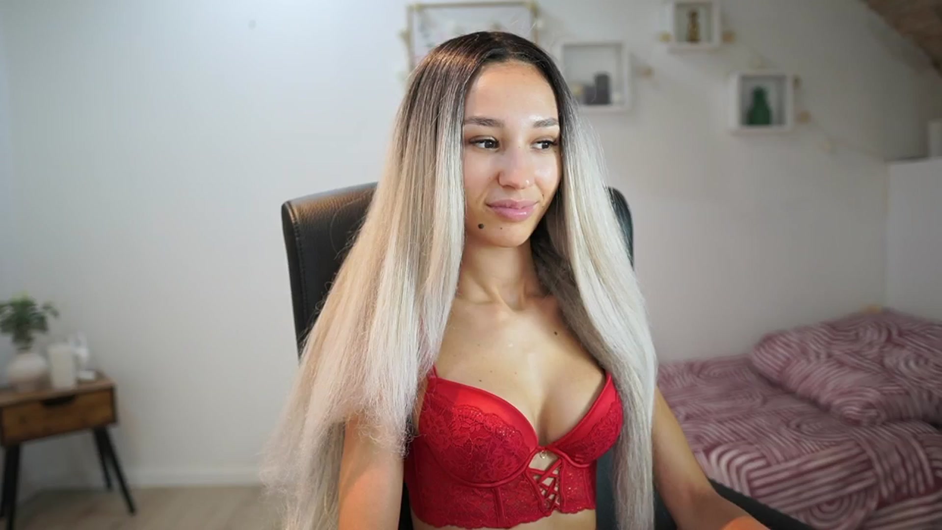 Gallery image thumbnail from Amai__Liu's myfreecams stream on, 07/03/2025, 14:59 image 4 of 20