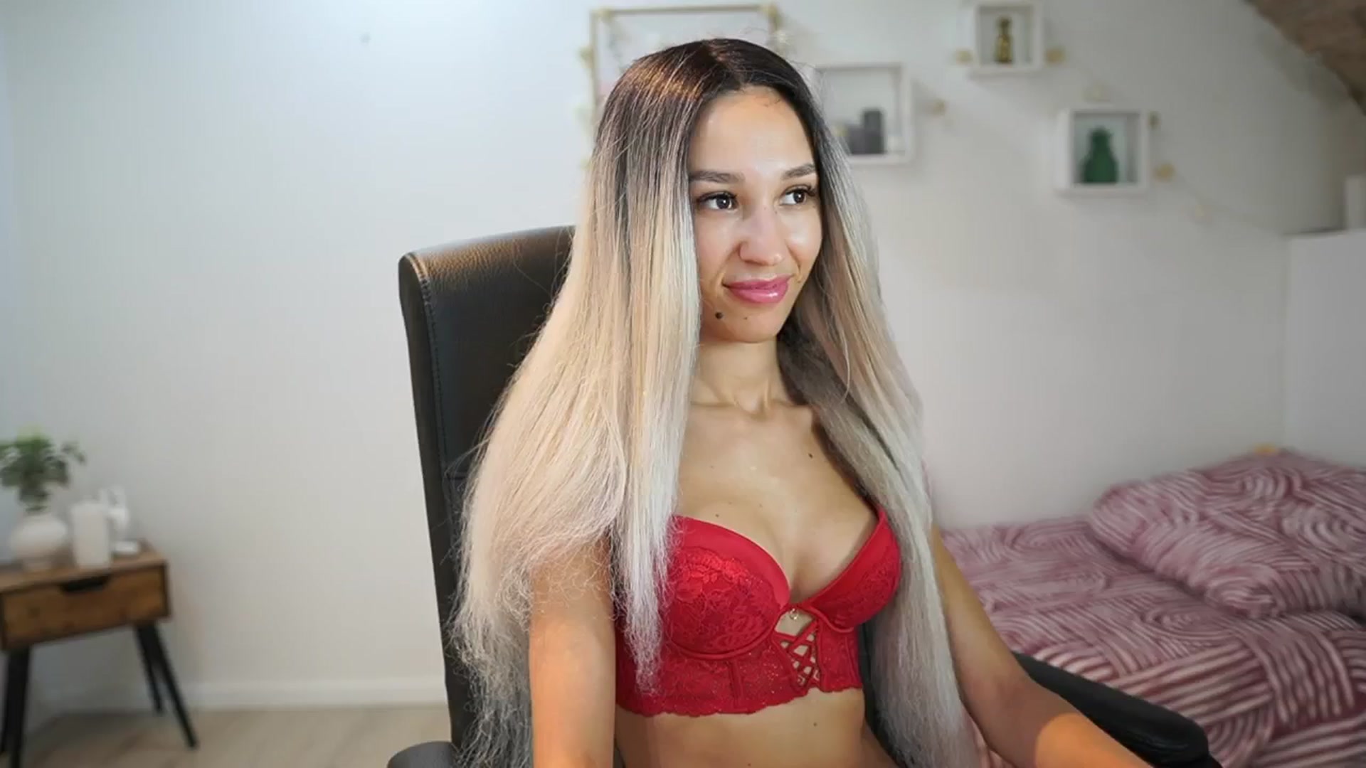 Gallery image thumbnail from Amai__Liu's myfreecams stream on, 07/03/2025, 17:58 image 7 of 20