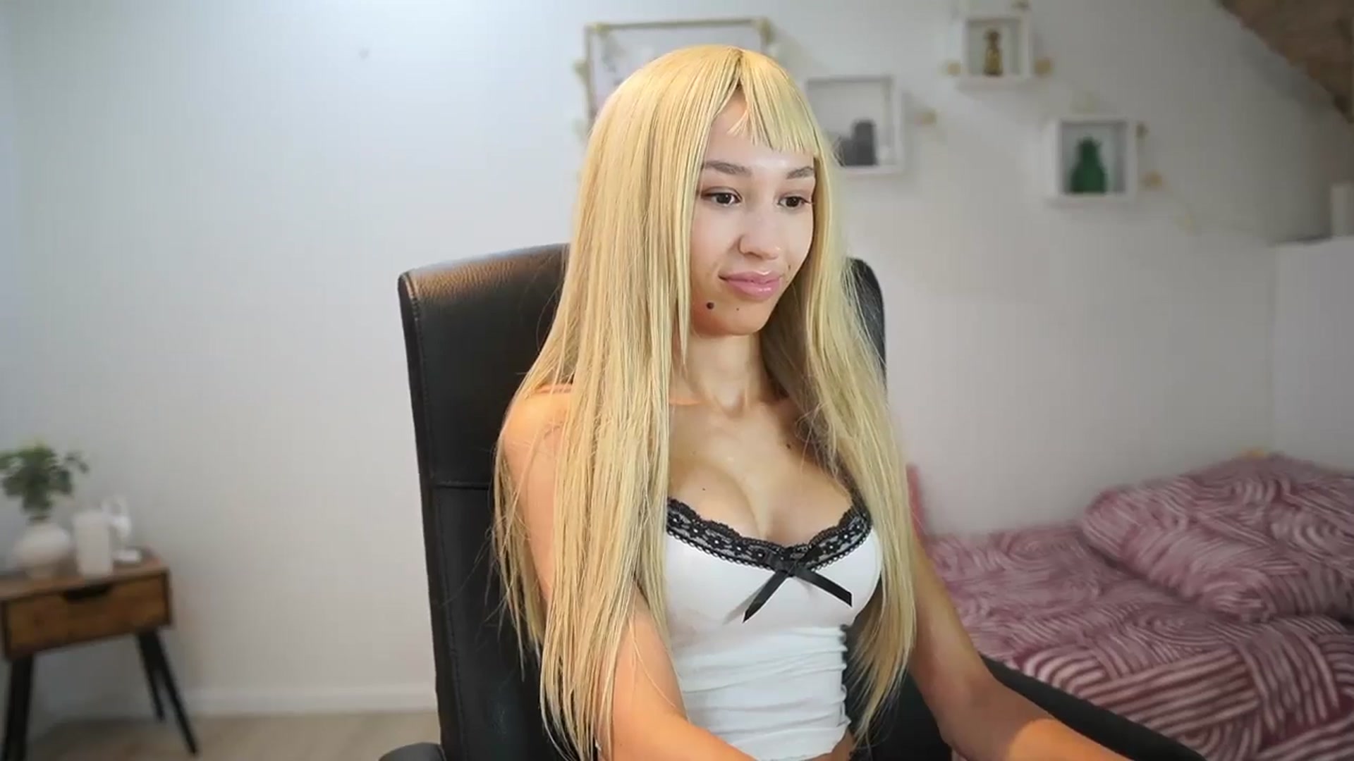 Gallery image thumbnail from Amai__Liu's myfreecams stream on, 07/12/2025, 23:07 image 14 of 20