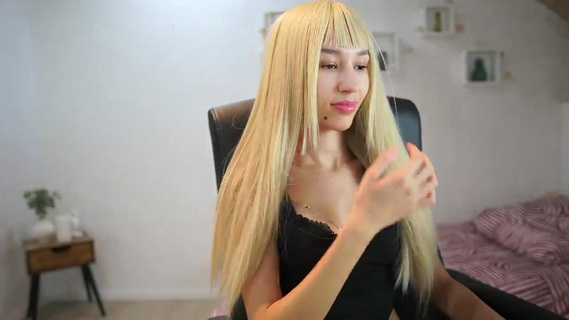 Gallery image thumbnail from Amai__Liu's myfreecams stream on, 07/22/2025, 21:02 image 6 of 20