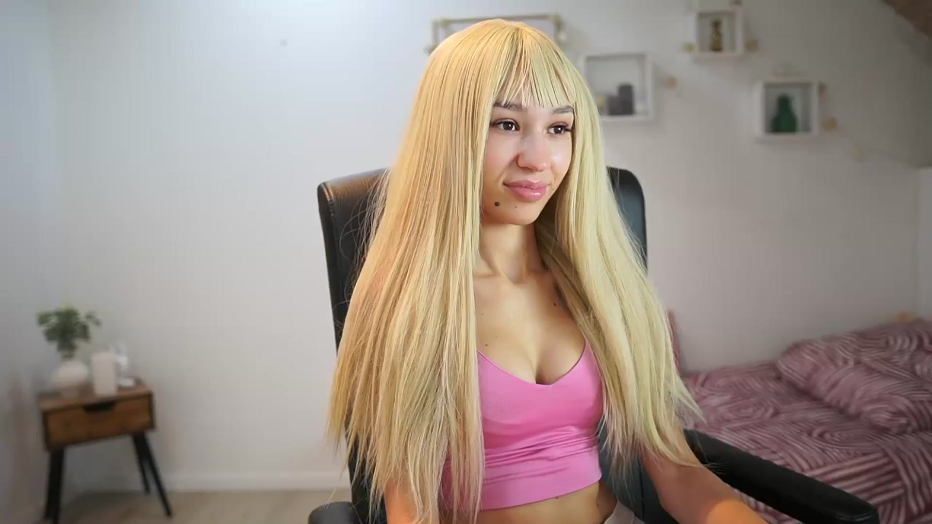 Gallery image thumbnail from Amai__Liu's myfreecams stream on, 07/25/2025, 13:30 image 1 of 20