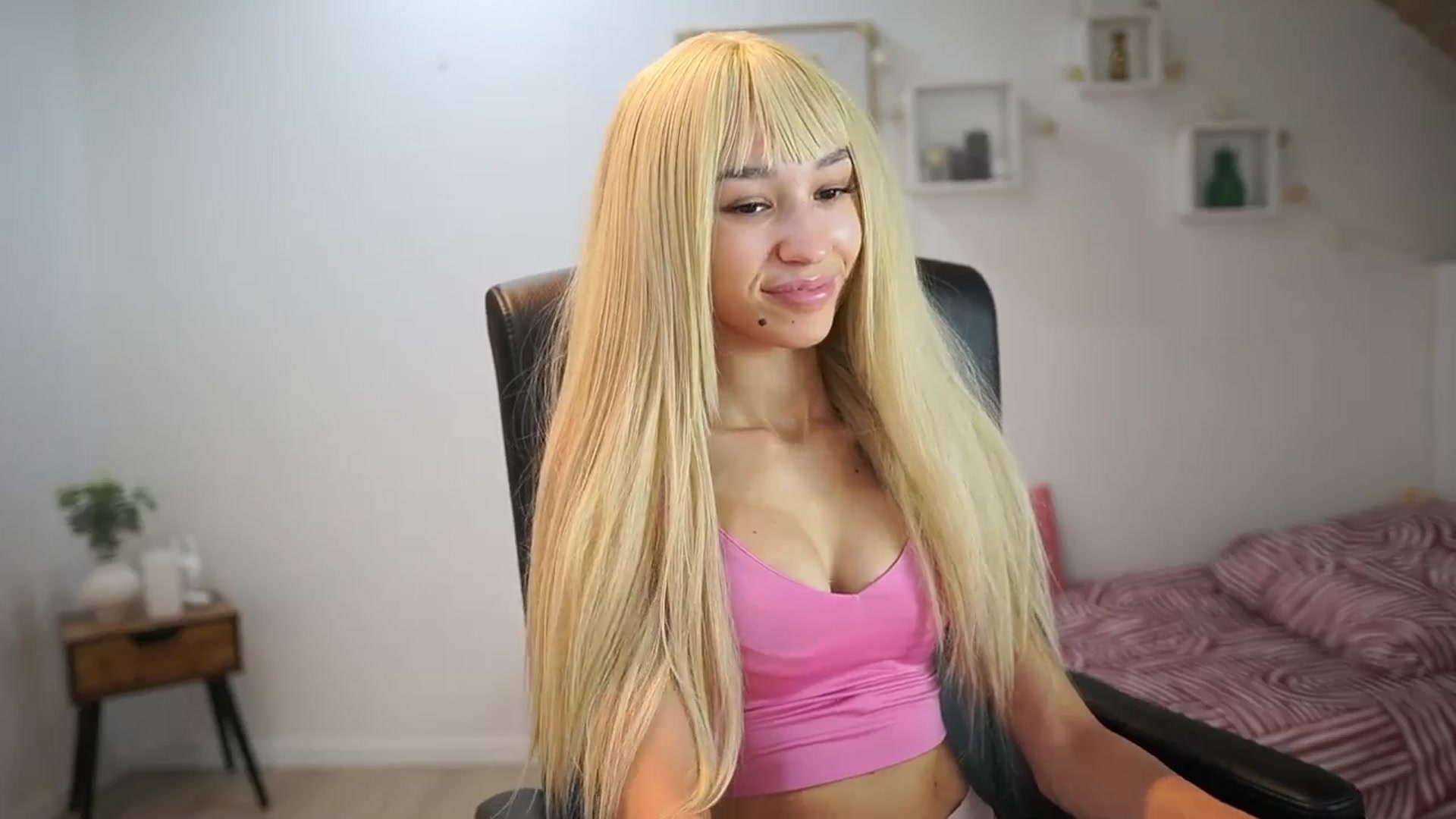 Gallery image thumbnail from Amai__Liu's myfreecams stream on, 07/25/2025, 13:30 image 2 of 20