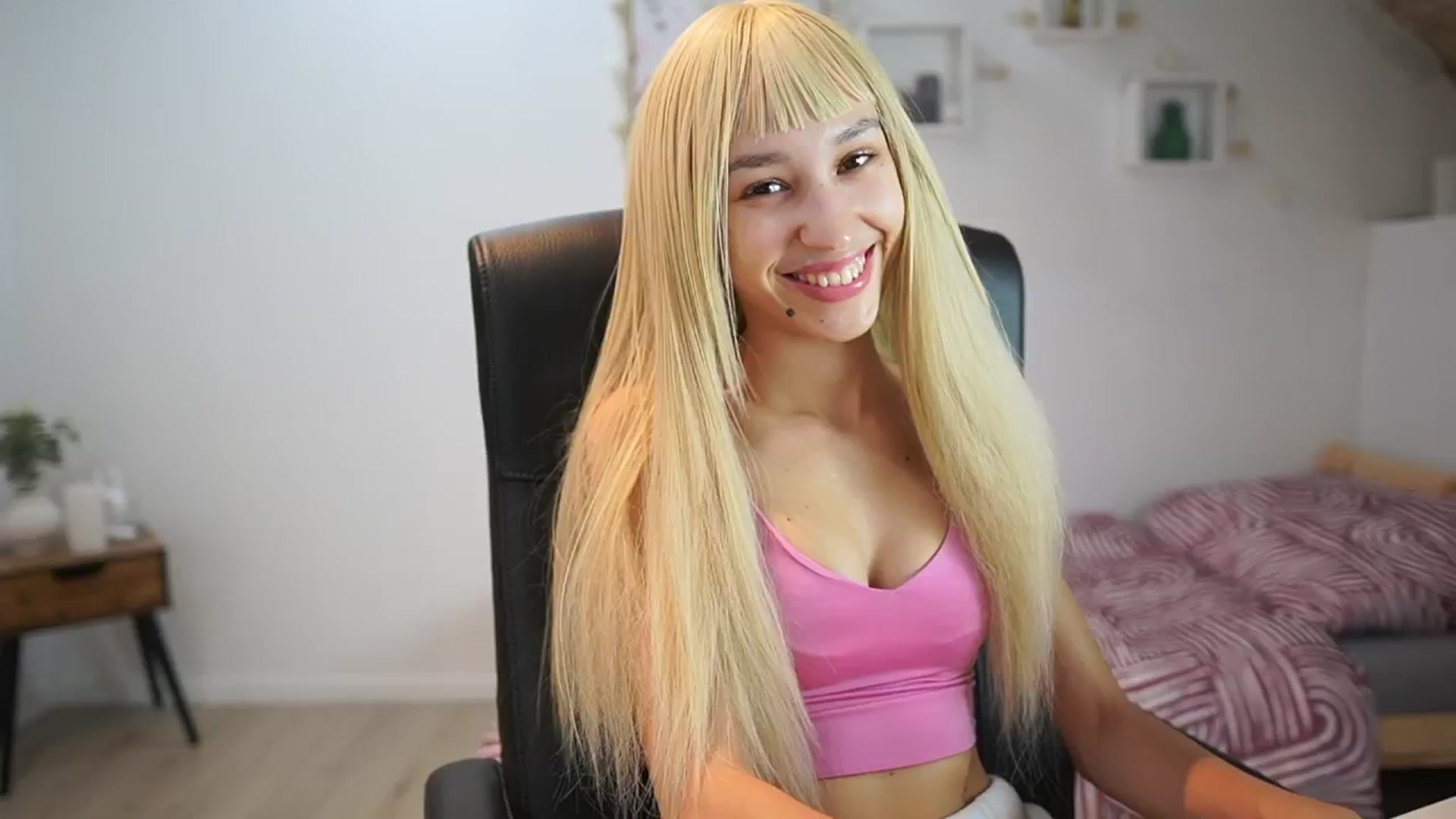 Gallery image thumbnail from Amai__Liu's myfreecams stream on, 08/03/2025, 18:49 image 13 of 20