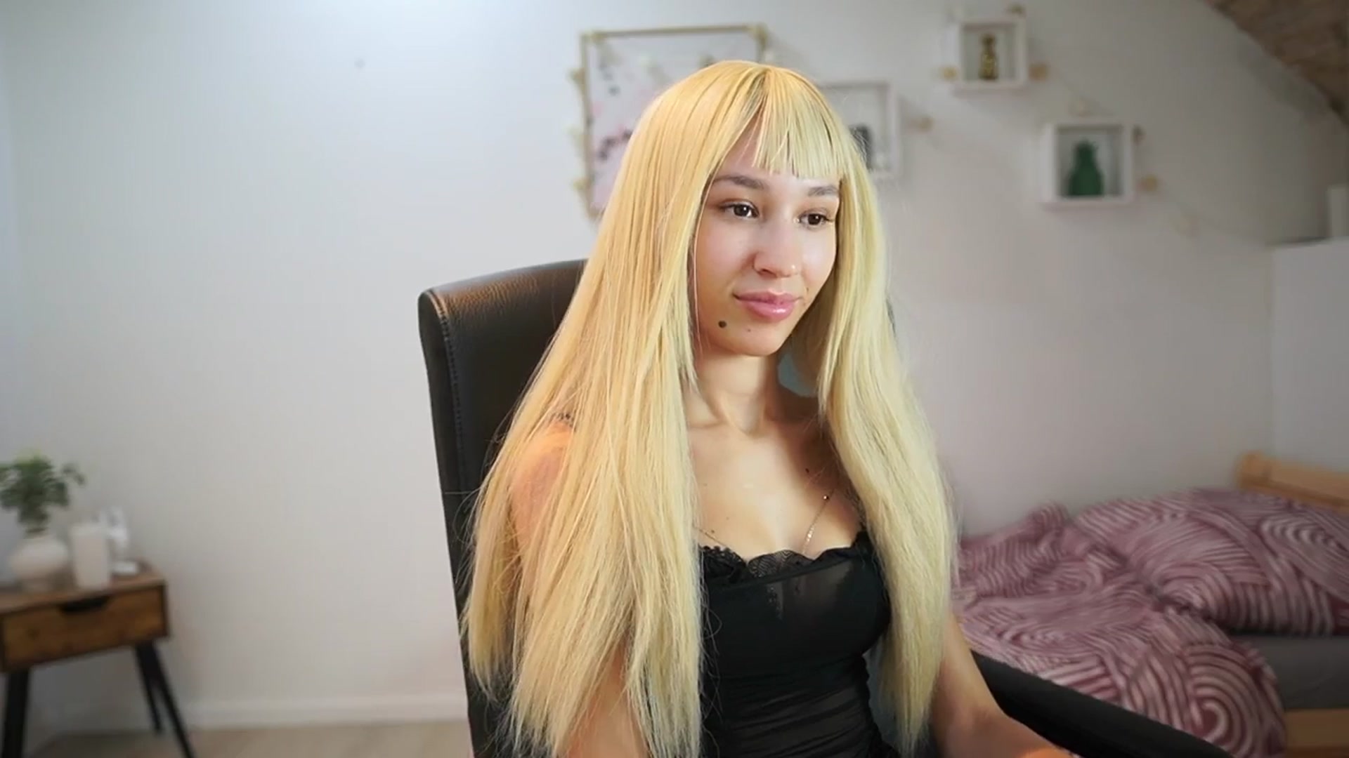Gallery image thumbnail from Amai__Liu's myfreecams stream on, 08/07/2025, 21:05 image 16 of 20