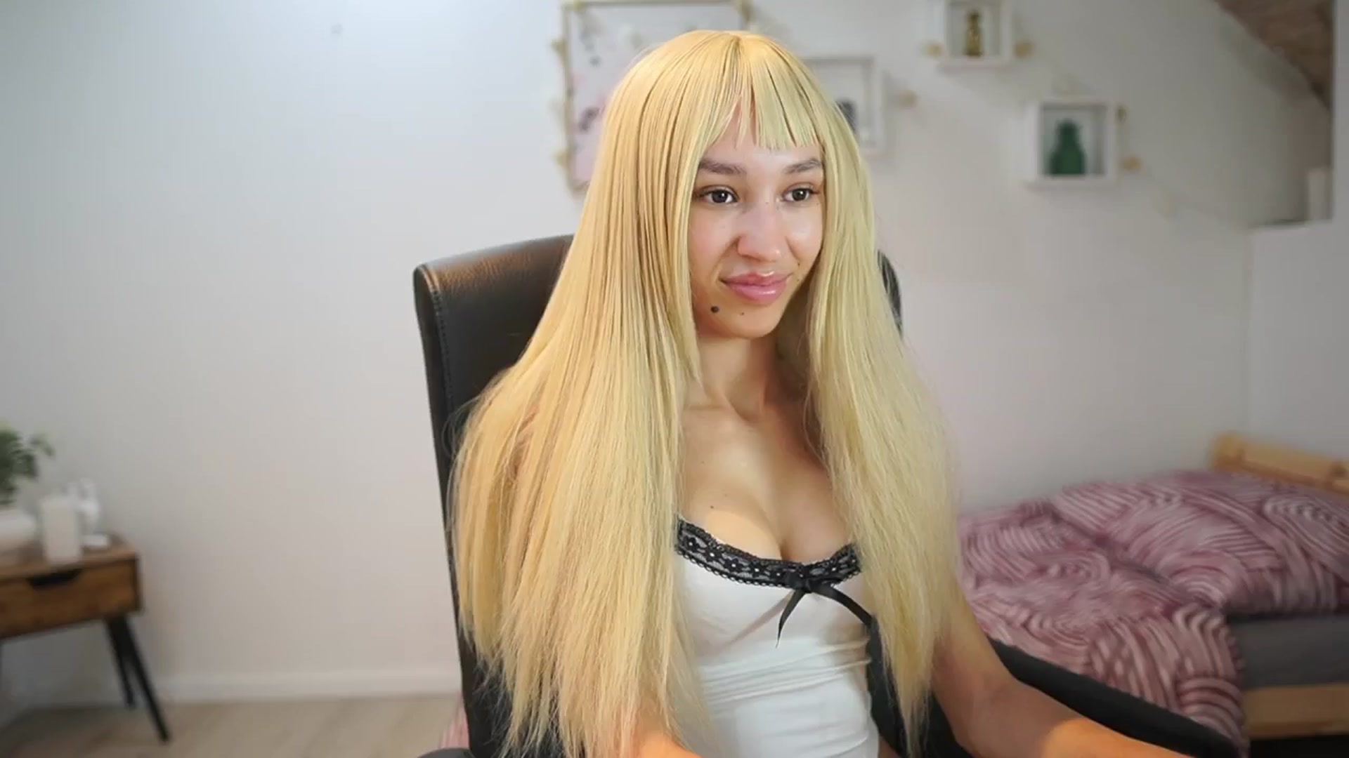 Gallery image thumbnail from Amai__Liu's myfreecams stream on, 08/10/2025, 15:17 image 9 of 20