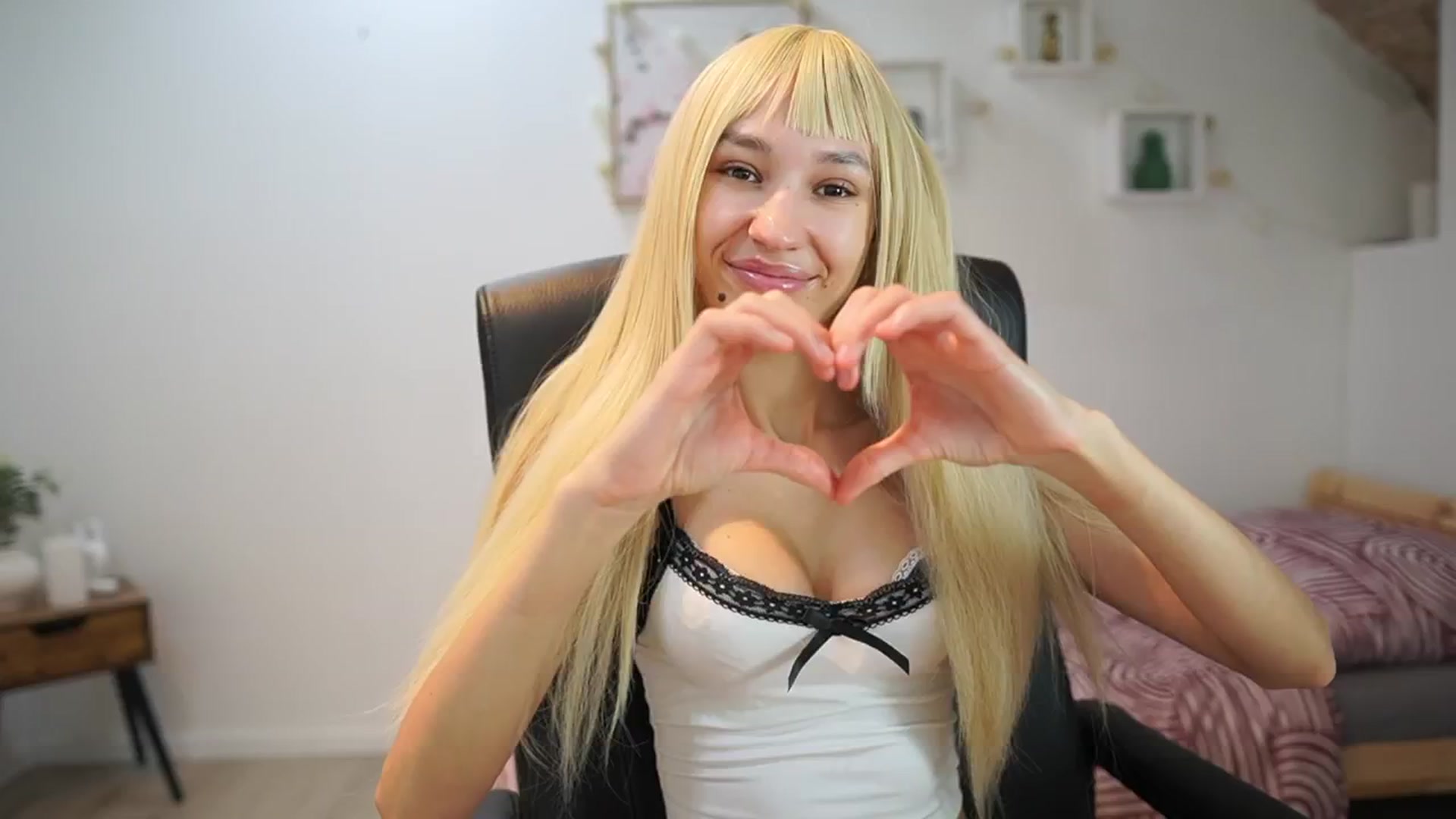 Gallery image thumbnail from Amai__Liu's myfreecams stream on, 08/10/2025, 15:17 image 8 of 20
