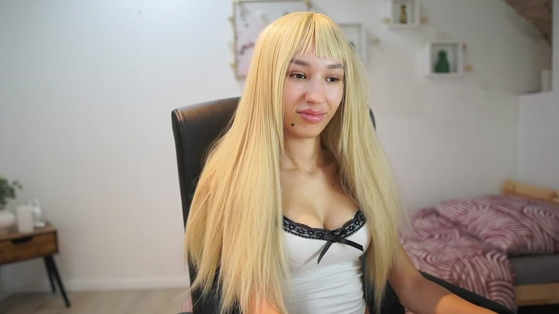 Gallery image thumbnail from Amai__Liu's myfreecams stream on, 08/10/2025, 15:17 image 4 of 20