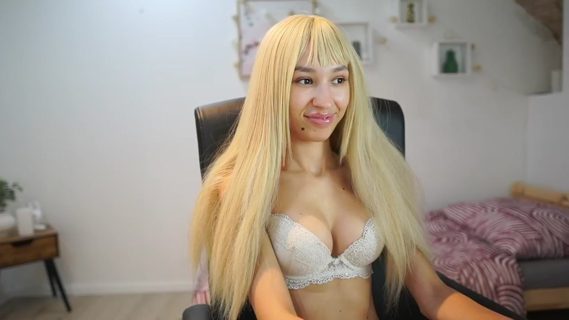 Gallery image thumbnail from Amai__Liu's myfreecams stream on, 08/10/2025, 16:01 image 1 of 20